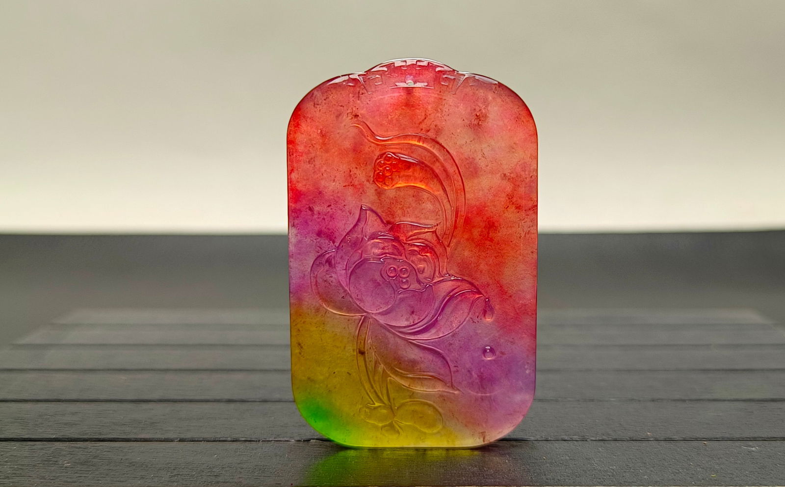 Top-grade dragon stone type colorful extra-large and extra-thick jadeite pendant: Top-grade dragon stone jadeite pendant, colorful, extra-large and extra-thick, with excellent translucency, absolutely perfect, carved from a single piece of material, can withstand ultraviolet light.