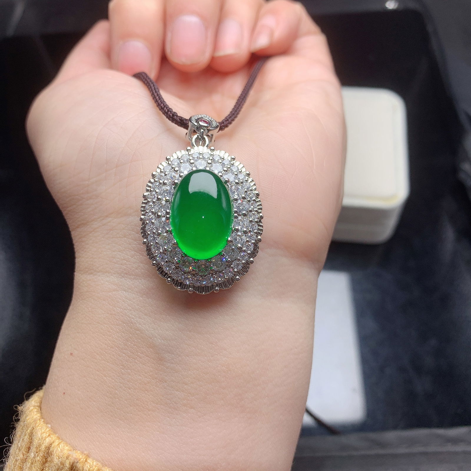 A 925 slate jadeite pendant, made of icy green jadeite and set with a cabochon.: The 925 quartz jadeite pendant, made of icy green and fully green, is set with a cabochon shape. It is lustrous, translucent, exquisitely three-dimensional, perfectly round and full, and flawlessly fr