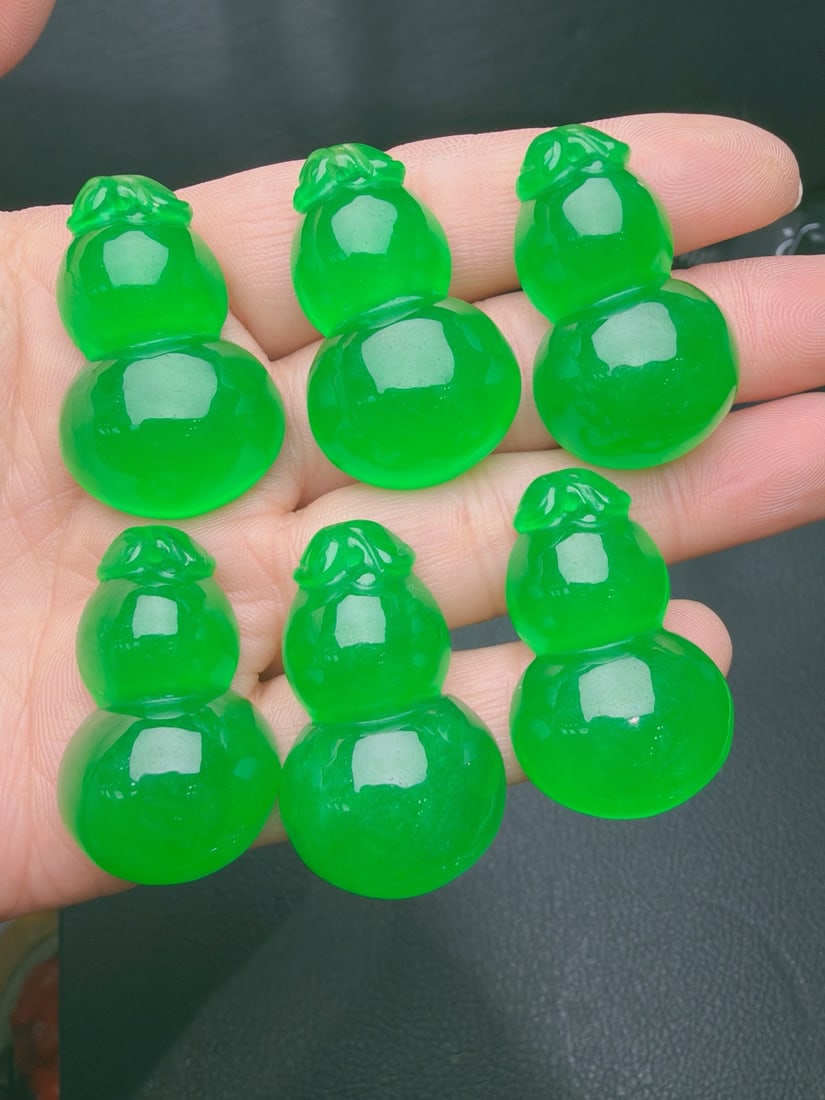 Jadeite gourd pendant with full green icy texture: This jadeite gourd pendant is of excellent quality, with a clear, translucent, and full green color. It is thick, plump, and of superb quality. Provenance:Private Estate, San Diego, California. Our de