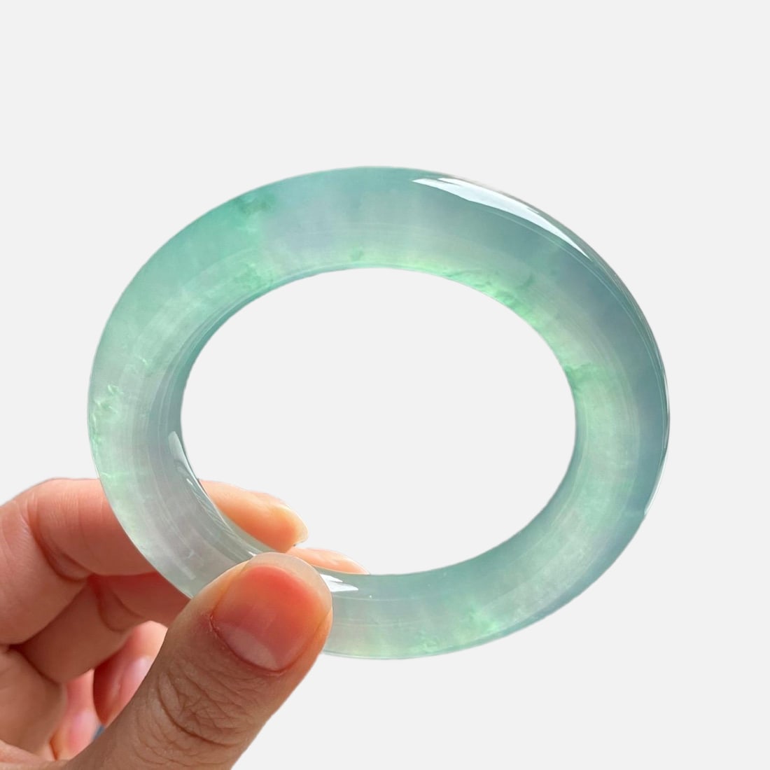 Burmese jadeite bangle, high-quality icy green, small-mouthed, round shape, perfect.: This is a high-quality, icy, clear green jadeite bangle from Myanmar. The jadeite is of fine texture, old-growth type, and looks very beautiful on the wrist. It would be a presentable gift for relativ