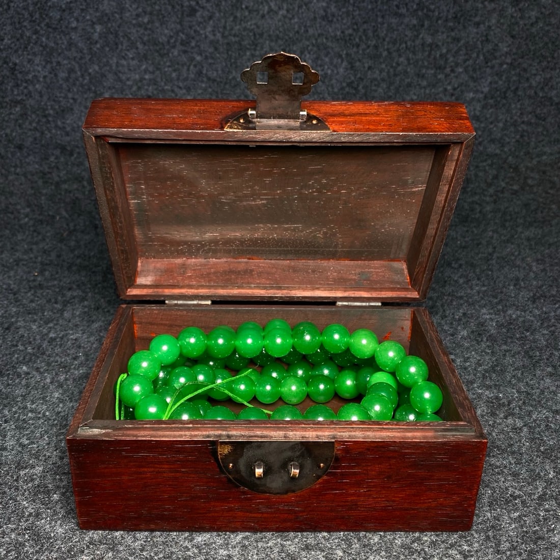A precious jade Buddhist prayer bead set inside a rosewood and jade inlaid collection box. (1 of 9)