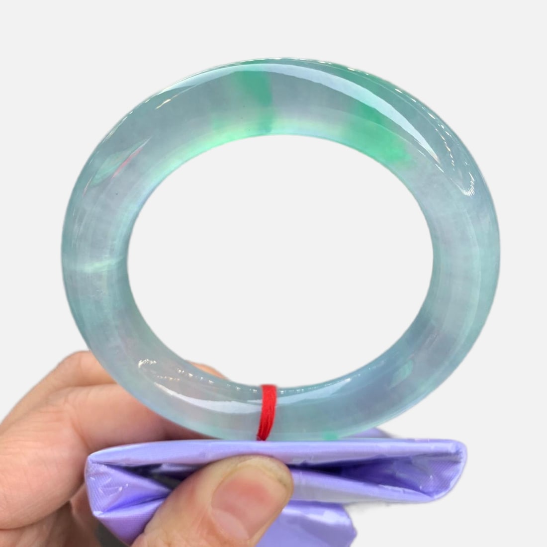 Burmese jadeite bangle, high-grade icy texture, light blue with floating green, lake green, round: Burmese jadeite bangle, high-grade icy variety, light blue with floating green and lake green hues, perfectly round and flawless. [Note] Burmese jadeite, icy variety, fine texture, old type, very beau