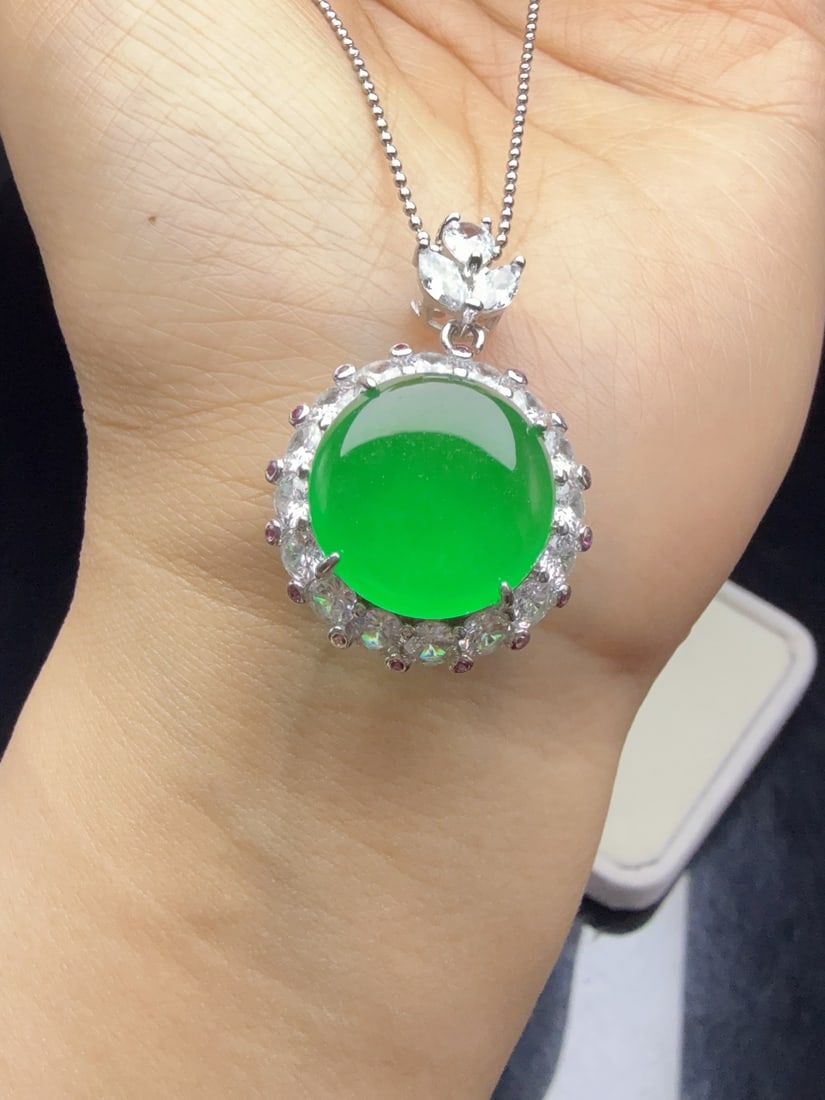 A 925 slate jadeite pendant, made of icy green jadeite and set with a cabochon.: The 925 quartz jadeite pendant, made of icy green and fully green, is set with a cabochon shape. It is lustrous, translucent, exquisitely three-dimensional, perfectly round and full, and flawlessly fr