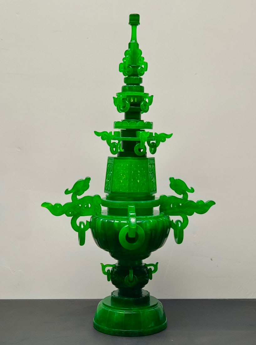 Top-grade dragon stone type imperial green extra-large and extra-thick jadeite ornament (1 of 8)