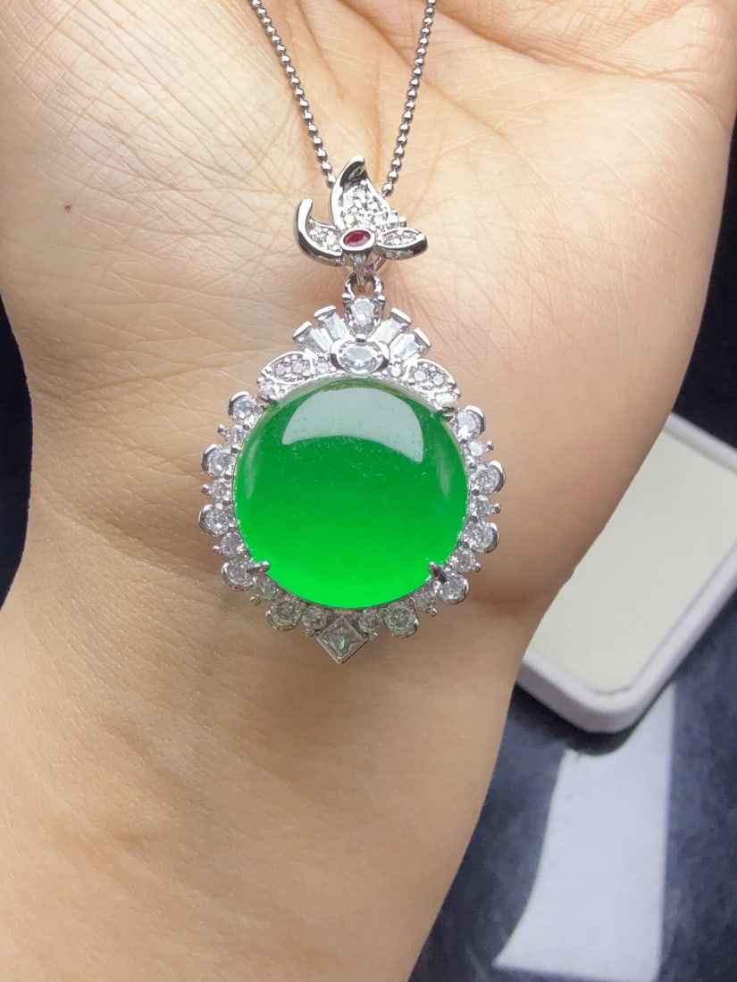 A 925 slate jadeite pendant, made of icy green jadeite and set with a cabochon.: The 925 quartz jadeite pendant, made of icy green and fully green, is set with a cabochon shape. It is lustrous, translucent, exquisitely three-dimensional, perfectly round and full, and flawlessly fr