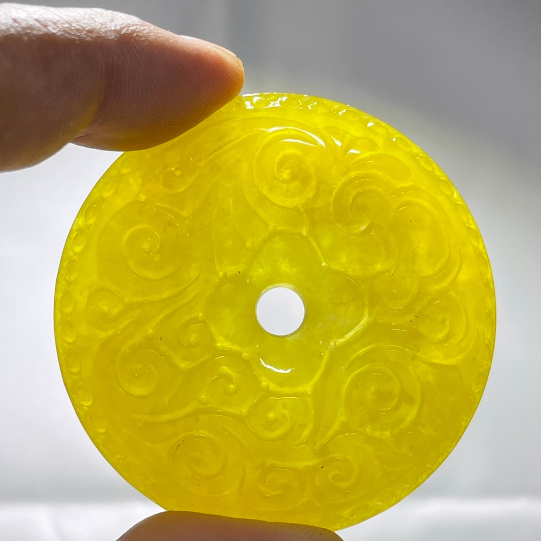 High-quality icy yellow jadeite safety buckle: High-quality icy yellow jadeite safety buckle Provenance:Private collection of the retired lawyer Mr.Henry, Chelmsford, Massachusetts. Our dedicated team expertly handles both domestic and global ship