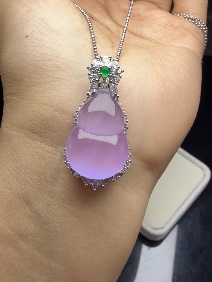 A 925 ivory jadeite pendant inlaid with a gourd shape.: The 925 ivory jadeite pendant, made of icy violet, is set in a gourd shape. It is translucent and lustrous, exquisitely three-dimensional, perfectly round and full, and flawlessly free of cracks. Prov