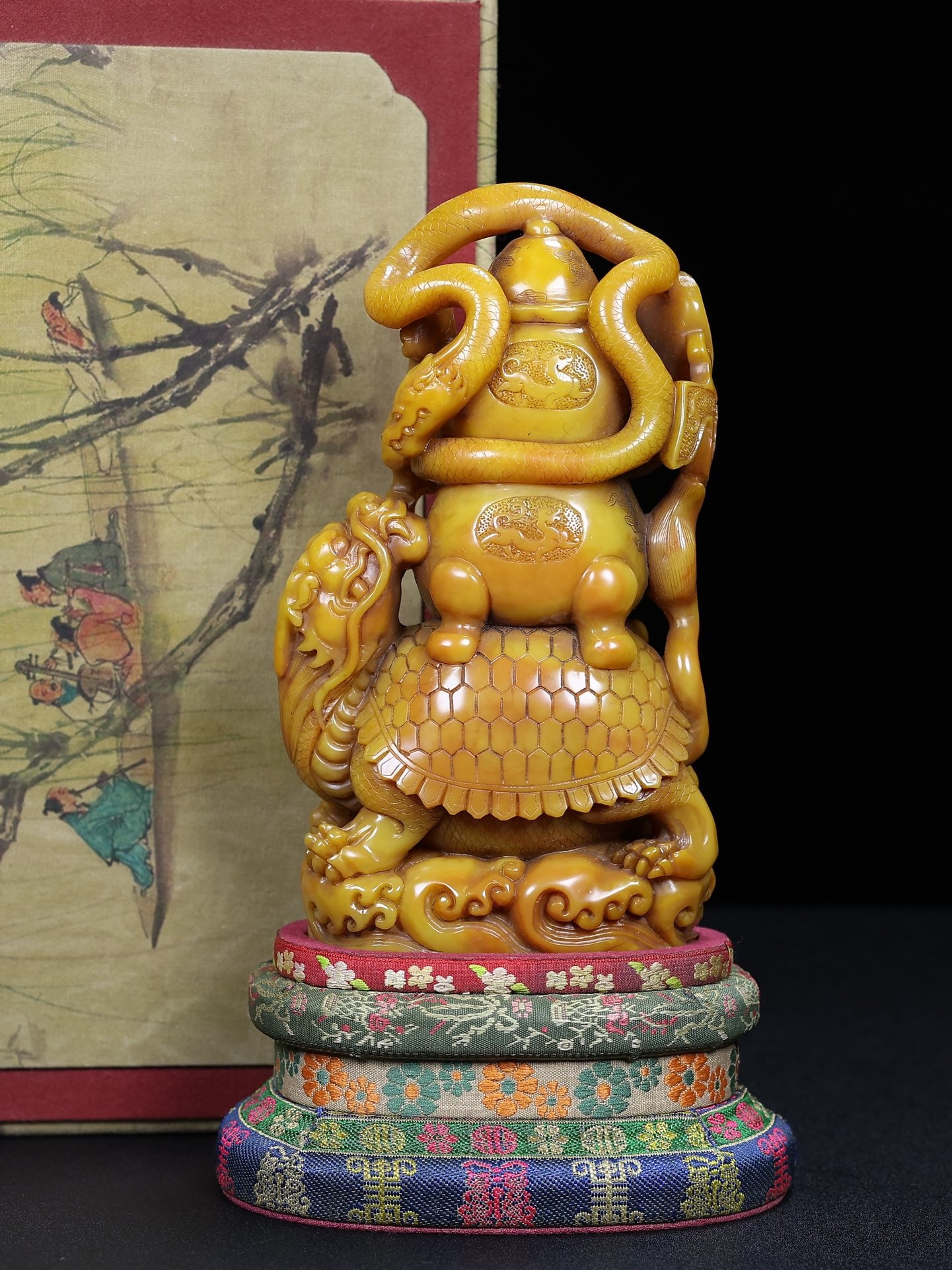 Rare antique Shoushan stone Xuanwu ornament, hand-carved in a cloth box: A rare, handcrafted Shoushan stone Xuanwu (Black Tortoise) ornament, housed in a cloth box. The carving, titled "Xuanwu Offering Auspiciousness," is by a renowned artist. The exquisite craftsmanship,