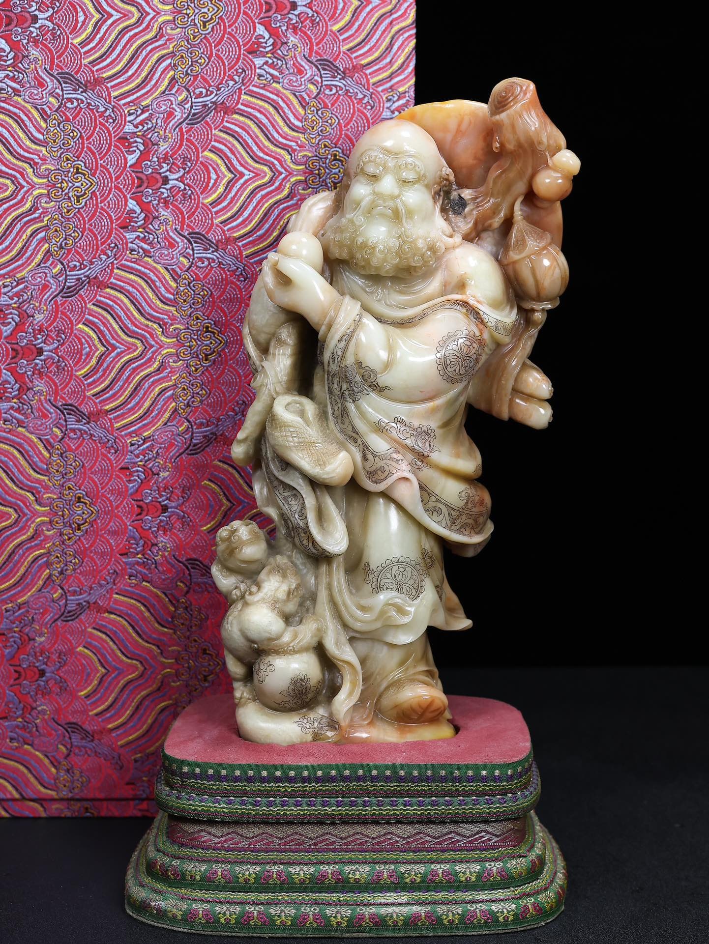 Rare antique Shoushan stone figurine, hand-carved and packaged in a cloth box.: rare, handcrafted Shoushan stone figurine depicting Bodhidharma, presented in a cloth box. The carving is exquisite, featuring high relief and a unique, lifelike appearance. The stone retains its natu