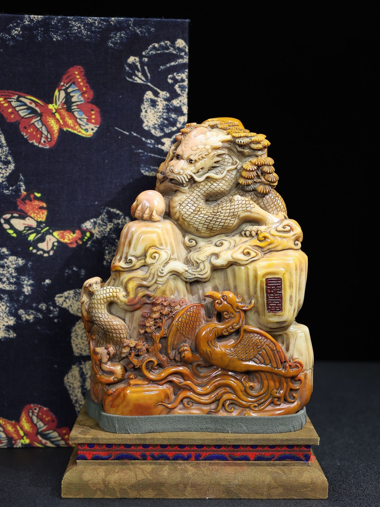 Rare hand-carved Shoushan stone dragon seal from an old collection (1 of 13)