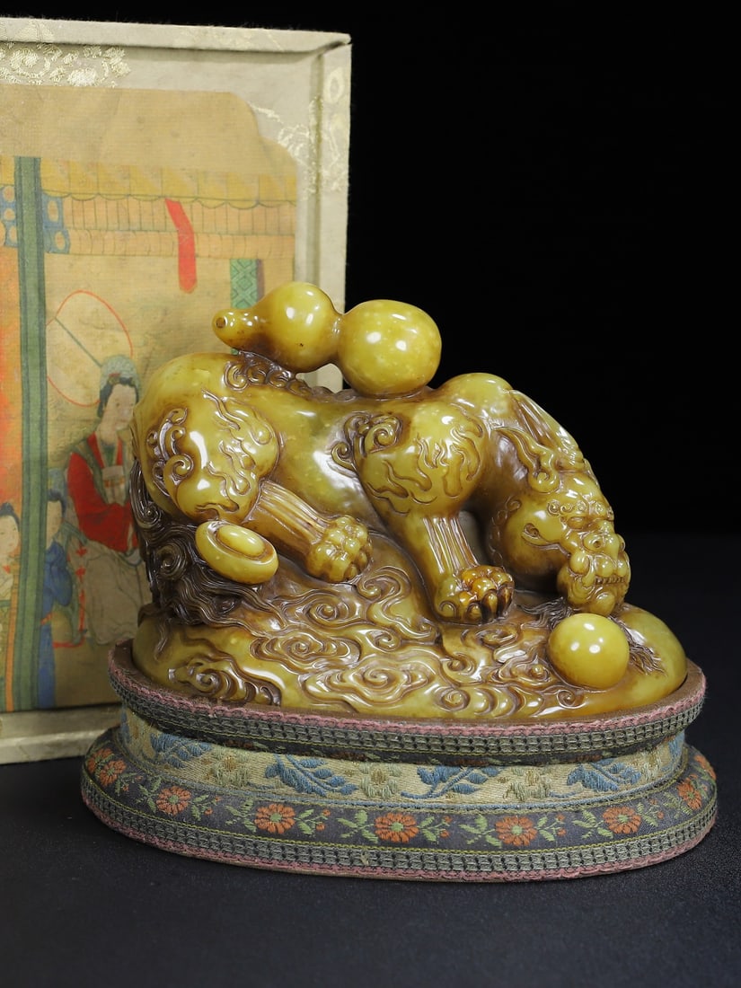 Rare hand-carved Shoushan stone auspicious beast seal from an old collection (1 of 10)