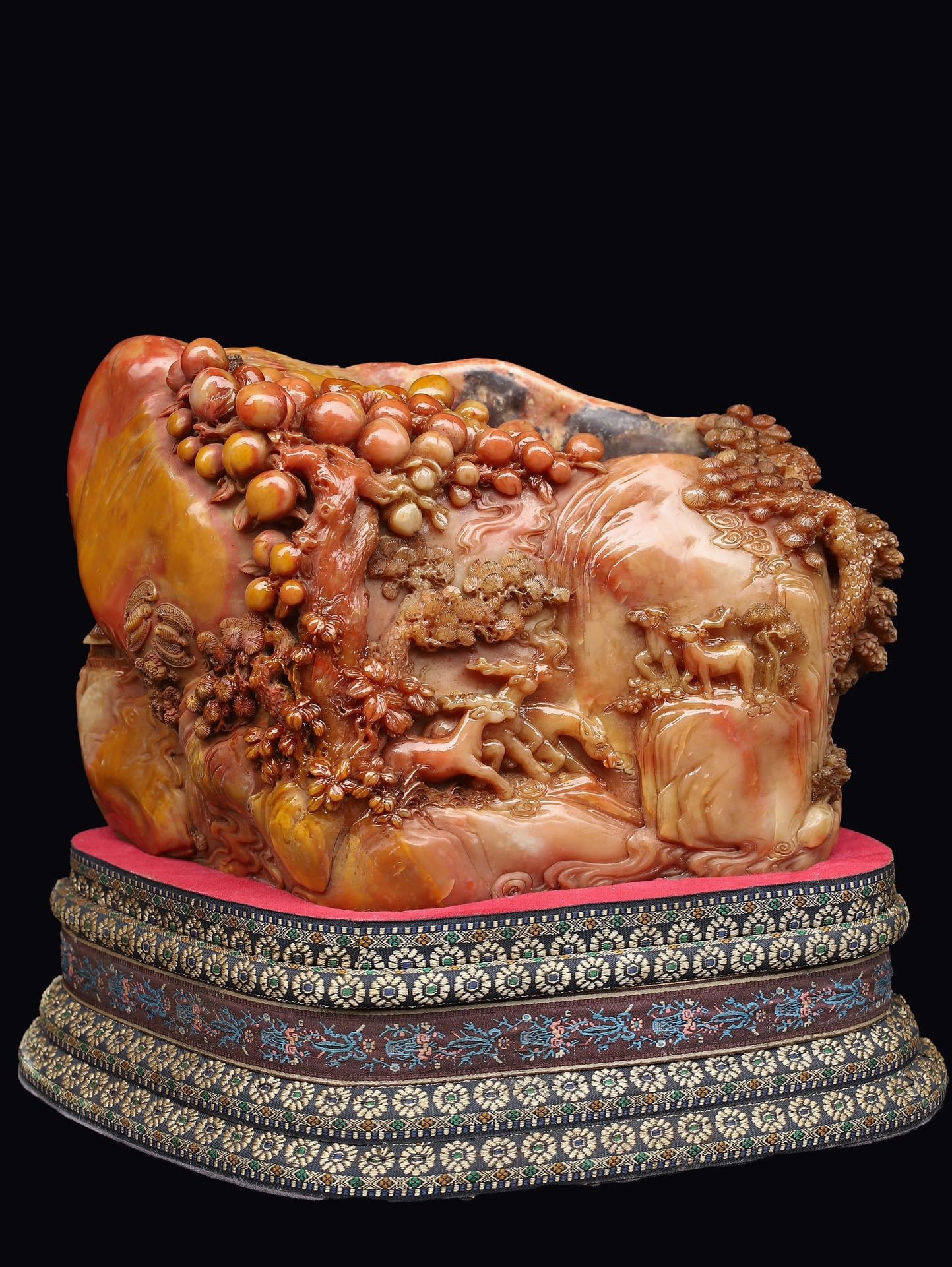 Antique treasured Shoushan stone ornament, hand-carved and packaged in a cloth box: A rare, handcrafted Shoushan stone ornament, packaged in a cloth box. Featuring carvings of the auspicious characters "Fu Lu Shou Xi" (??»????), carved by a famous figure, the piece boasts exquisite