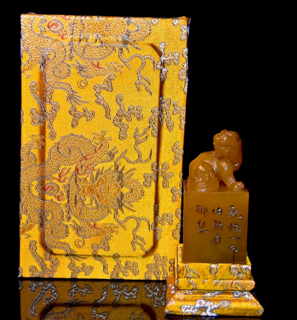 Rare Shoushan stone and Tianhuang stone seals from my old collection: A rare Shoushan stone and Tianhuang stone seal, formerly in the collection, carved from the original stone in its natural color. The stone is translucent and hard, the craftsmanship is exquisite, and