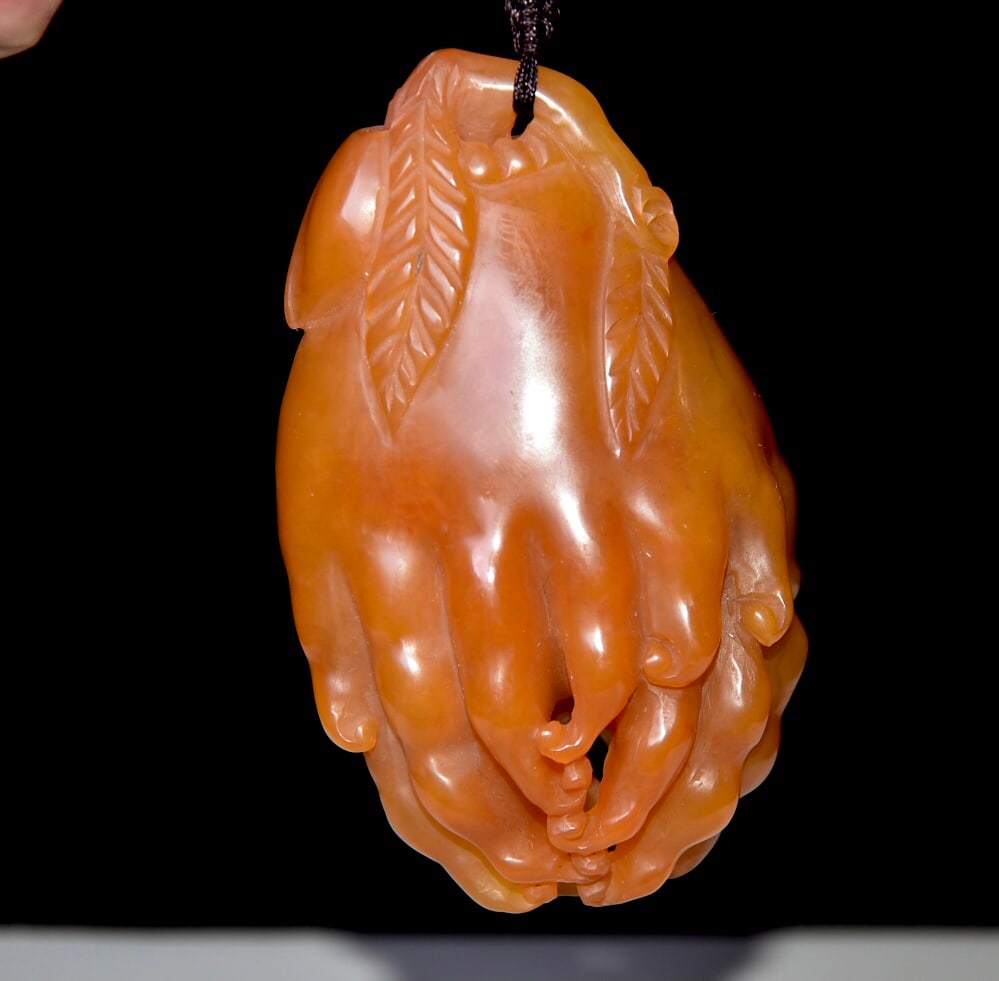 Rare Shoushan stone and Tianhuang stone Buddha hand-carved piece: A rare Shoushan Tianhuang stone Buddha hand-carved piece, from a long-time collector. The stone is translucent, hard, and lustrous, retaining its original color and texture. Purely hand-carved with a