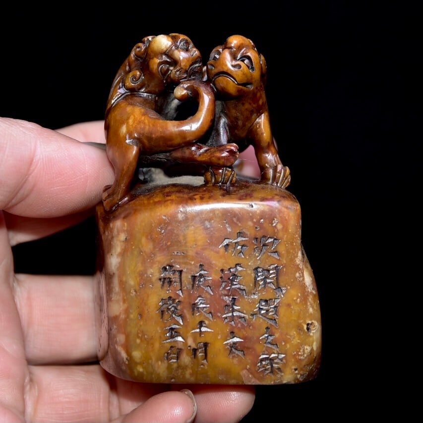 Old Shoushan stone and hibiscus stone seal ornaments: Old Shoushan stone and hibiscus stone seal, original stone color, purely hand-carved, unique shape, lifelike appearance, aged patina, carved by a renowned artist, a fine collector's item. Dimensions: