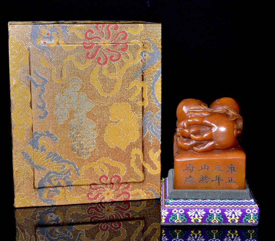 Old Collection of Antique Shoushan Stone and Tianhuang Stone Seals in Cloth Box: This is a vintage Shoushan and Tianhuang stone seal, packaged in a cloth box. The stone is translucent and hard, retaining its original color and natural texture. It is purely hand-carved with clearly