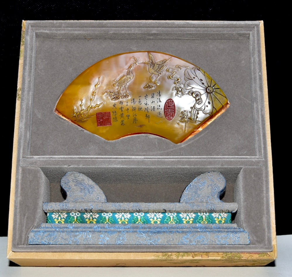 Early collection of Shoushan stone and Tianhuang stone fan-shaped ornaments: Early collection Shoushan Tianhuang stone fan-shaped ornament, carved from the original stone in its original color. The carving is exquisite, with clearly visible crystalline structure, blood-like ve