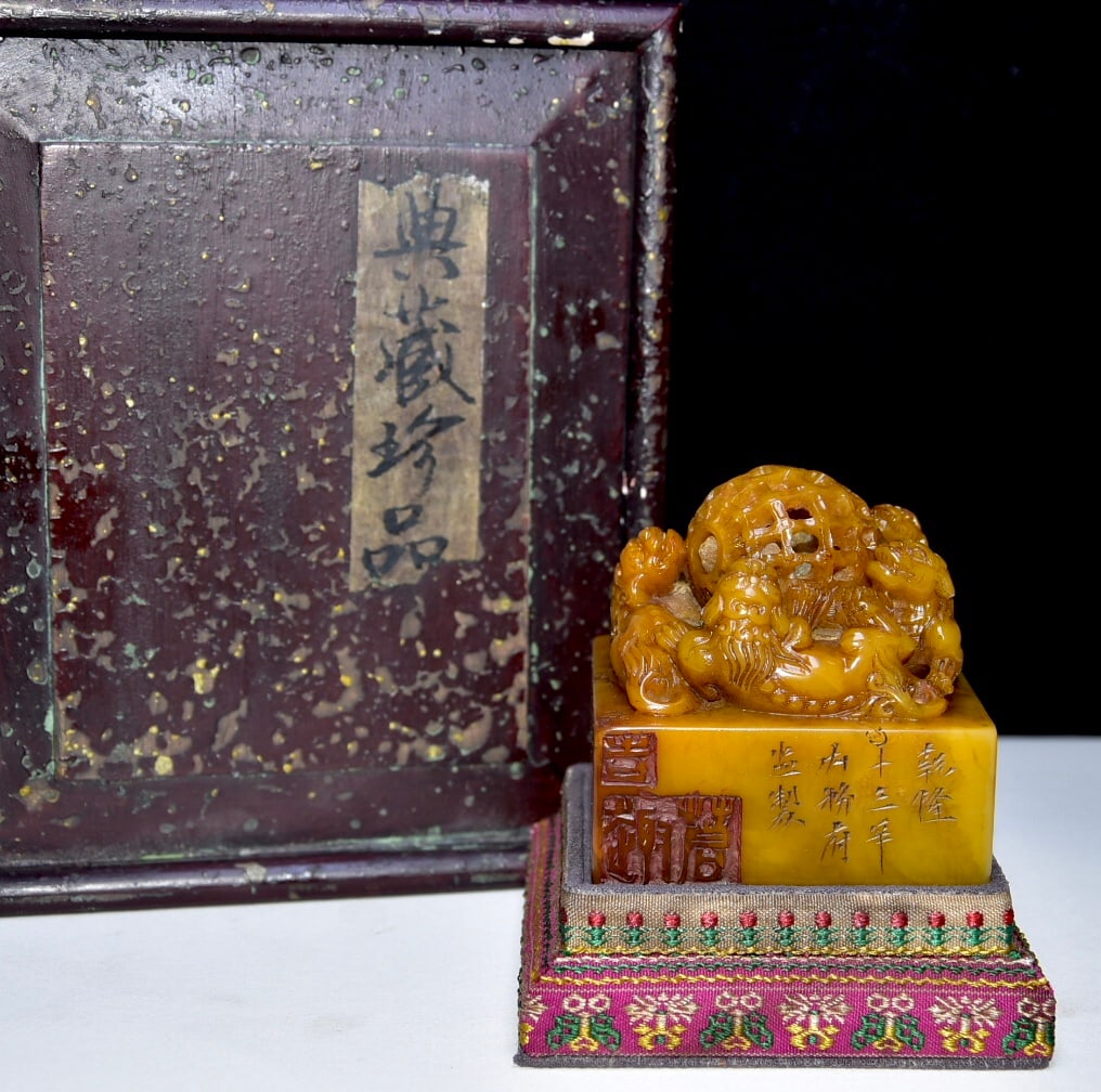 Rare and exquisite Shoushan stone and Tianhuang stone seal in an antique wooden box (1 of 9)