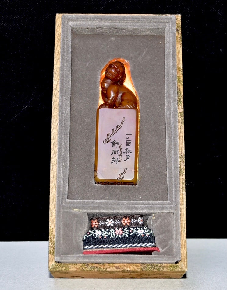 Old collection of Shoushan stone and Tianhuang stone seals: Old Shoushan stone and Tianhuang stone seal, from a collector's collection. Original stone, original color, purely hand-carved. Exquisite craftsmanship with clearly visible blood-like and radish-like