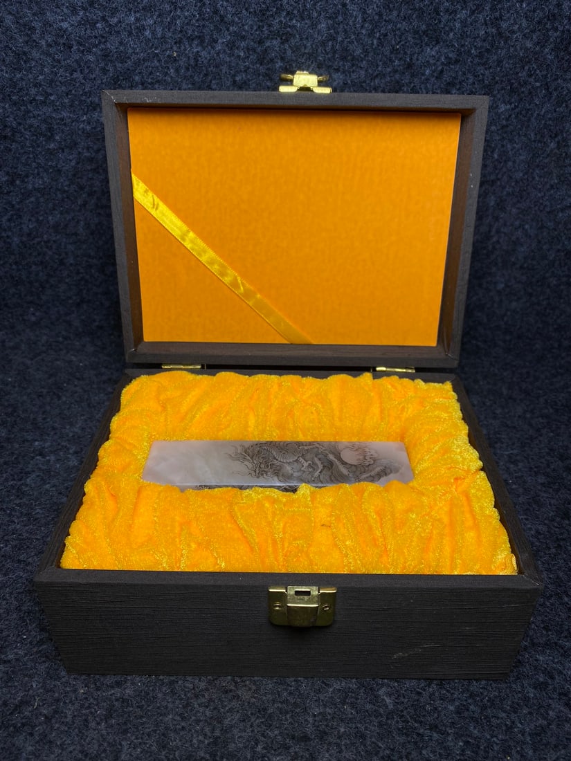 Fine collectible hand-carved Shoushan stone seals: Fine collectible, hand-carved Shoushan stone seal. Dimensions: 3.6 x 3.6 x 13.5 cm (L x W x H). Box dimensions: 20 x 15 x 10 cm (L x W x H). Provenance:Private collection from a professor in Harvard U