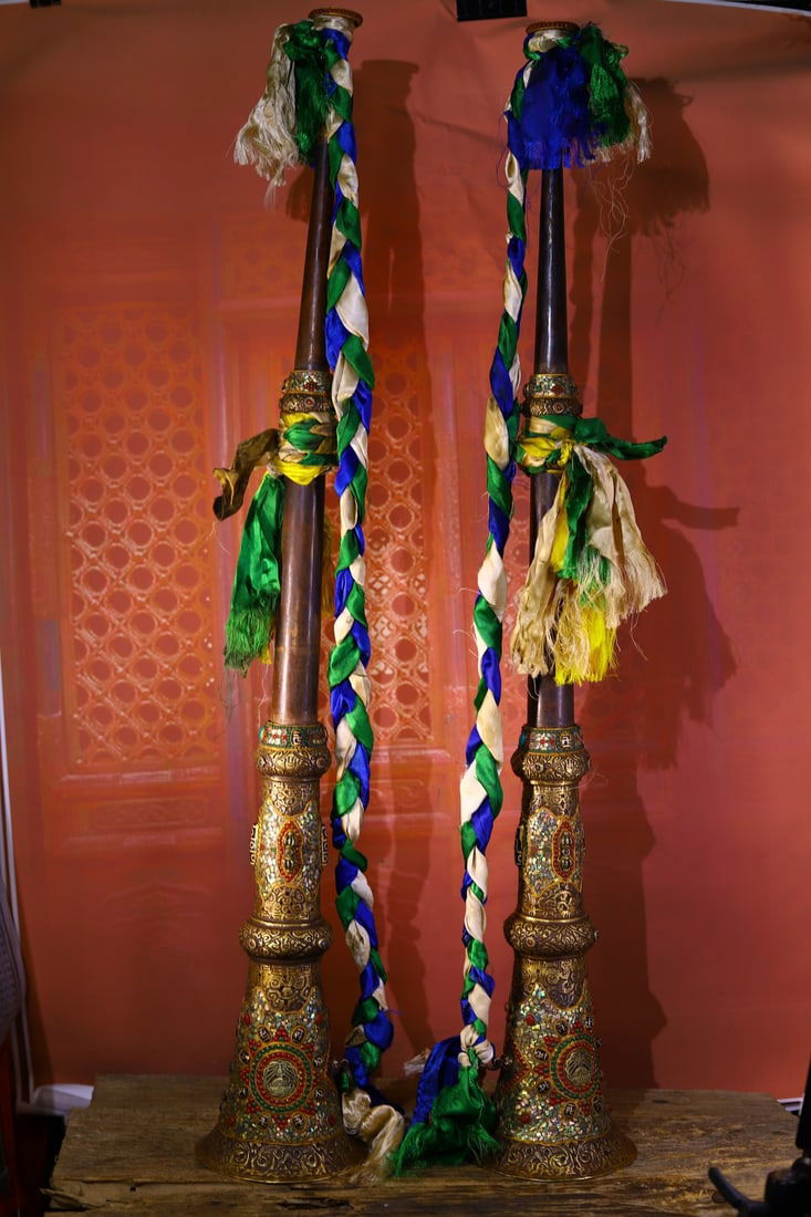 Tibetan-style handmade copper filigree inlaid with gemstones: Tibetan-style bronze dharma Jiao, handcrafted with filigree and gemstones, 105cm high and 16cm wide, folded height 52cm, weighing approximately 3500g. Provenance:Private collection from a professor in