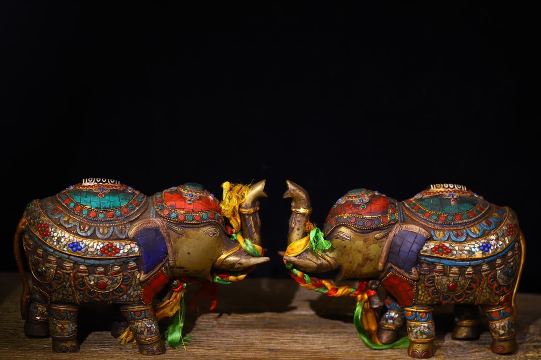 Copper body, hand-hammered, engraved, inlaid with gemstones, dzi beads, elephant trunk-shaped wealth: The bronze-bodied elephant-trunk-shaped wealth god statue is hand-hammered, engraved, and inlaid with gemstones and dzi beads. It is 18 cm high, 26 cm wide, and weighs approximately 6600 g. Provenance
