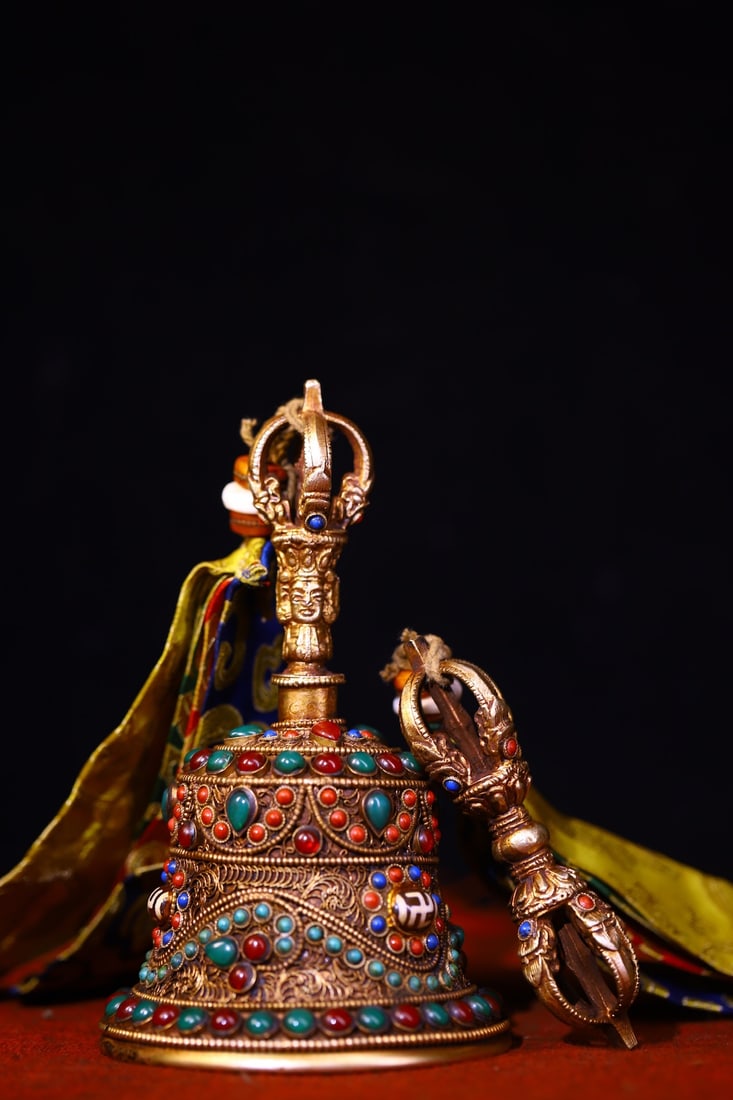 Tibetan silver handmade cloisonne inlaid gemstone antique rattle: Tibetan silver handmade cloisonne inlaid gemstone antique bell, 17cm high and 10cm wide, 11cm high and 3cm wide, weighing approximately 700g. Provenance:Private collection from a professor in Massachu