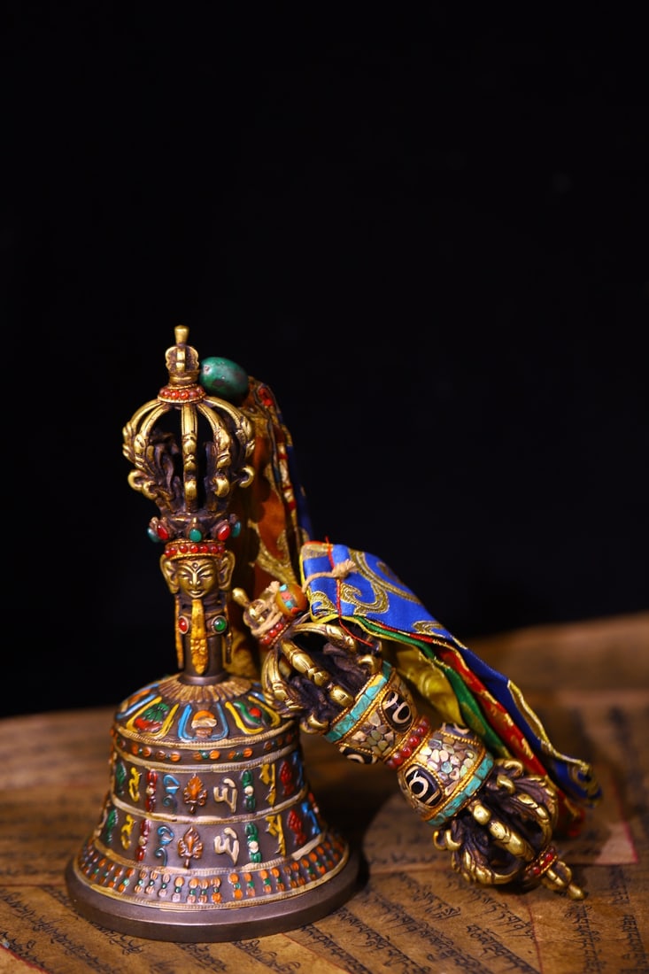 Antique copper rattles, hand-hammered, engraved, painted, and inlaid with gemstones: This antique copper bell, hand-hammered, engraved, painted, and inlaid with gemstones, measures 19 cm in height and 9.8 cm in width. It is a ritual implement, approximately 15 cm high and 4 cm wide, w