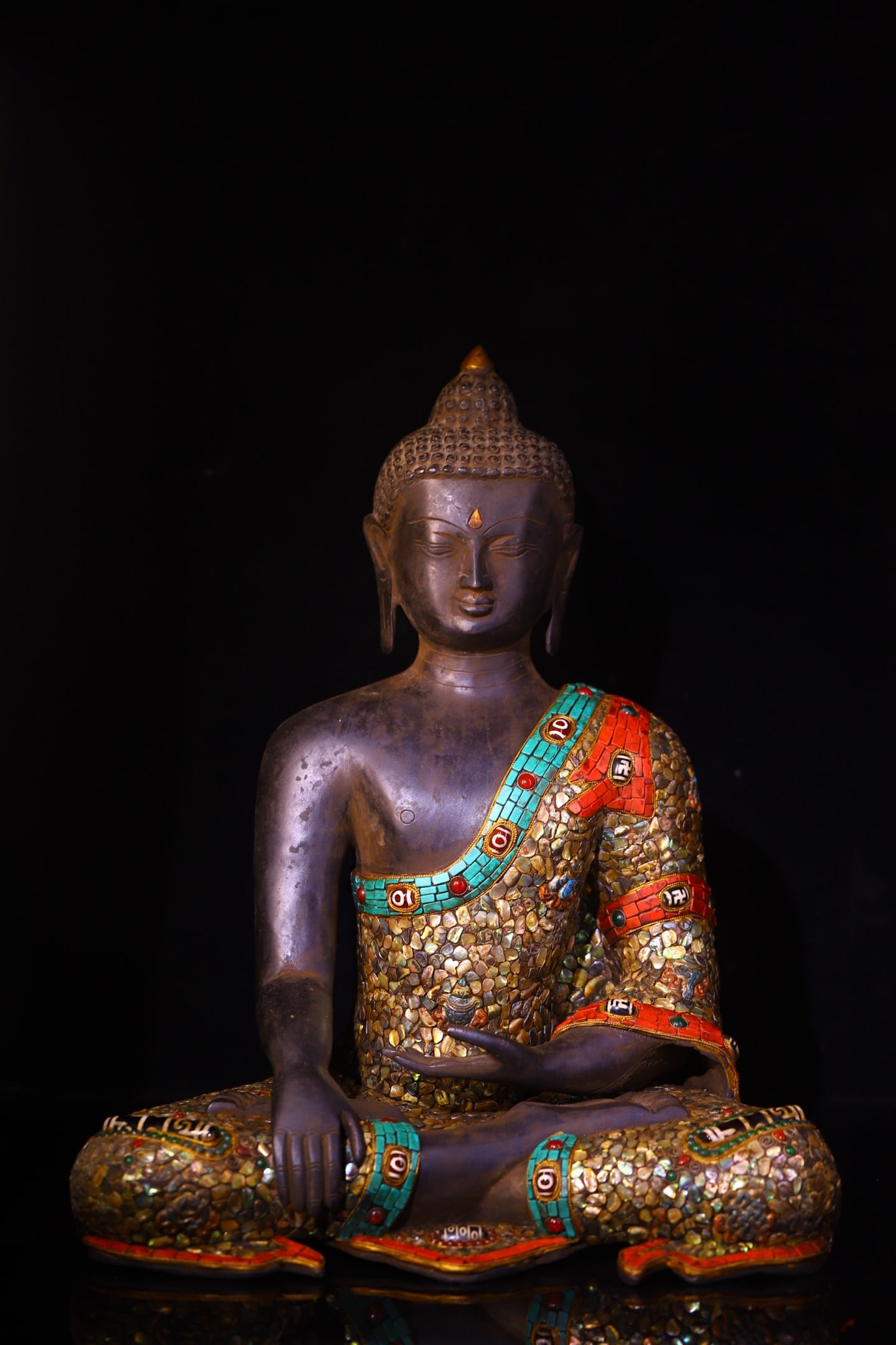 handcrafted Shakyamuni Buddha statue made of copper base, hand-engraved with Tibetan silver filigree: This Shakyamuni Buddha statue, crafted entirely by hand with a copper base and engraved with Tibetan silver filigree and gemstones, is a repatriated piece from Tibet. It measures 43 cm in height, 36 c
