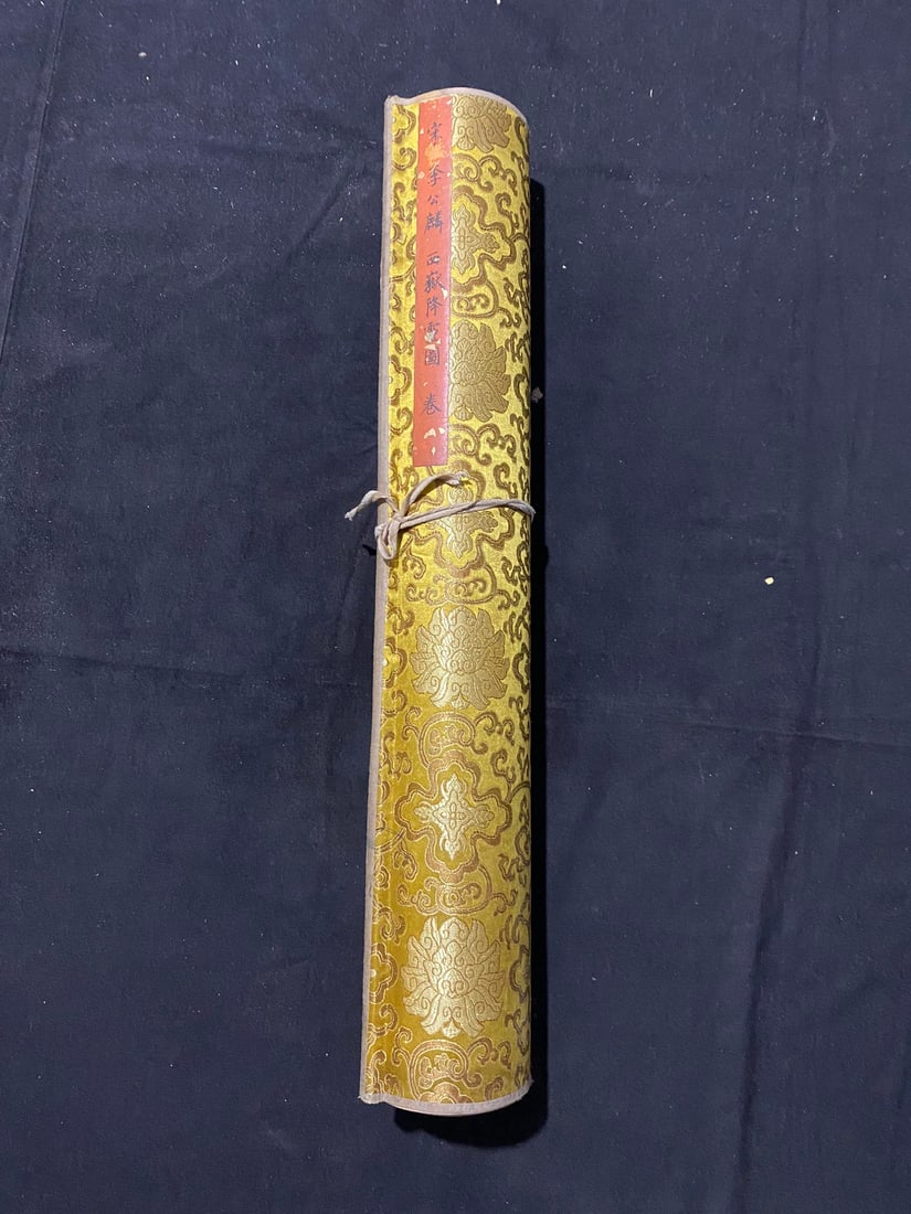 Li Gonglin's "The Spirit Descent from Mount Hua" Scroll: Exquisite handscroll painting, Song Dynasty, Li Gonglin's "The Descent of the Spirits from Mount Hua," a purely hand-painted work. (Photos of the actual object are included.) Material: Silk, mounted.