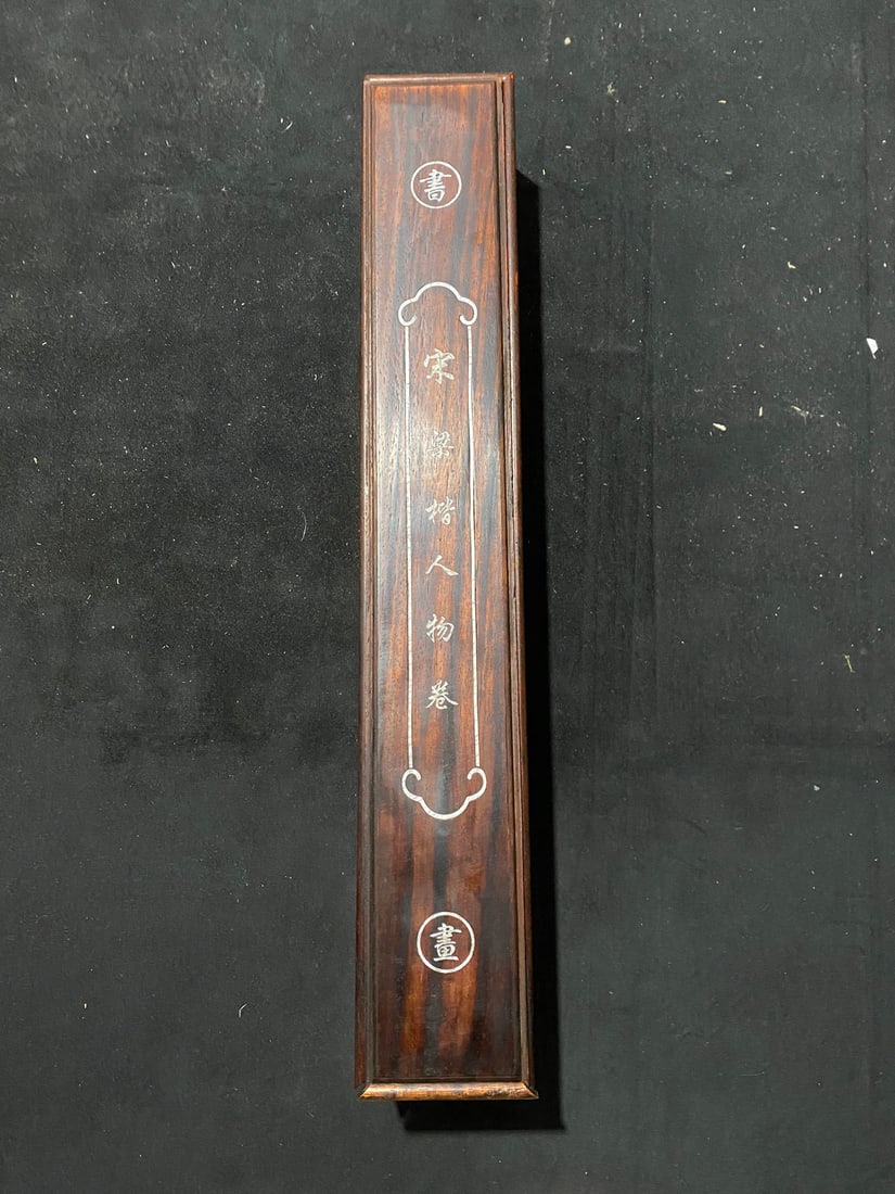 Liang Kai's figure painting scroll: Exquisite boxed long scroll painting of figures by Liang Kai of the Song Dynasty, purely hand-painted on silk. Actual product photos. Mounted dimensions: Approximately 10cm x 70cm (length x width).