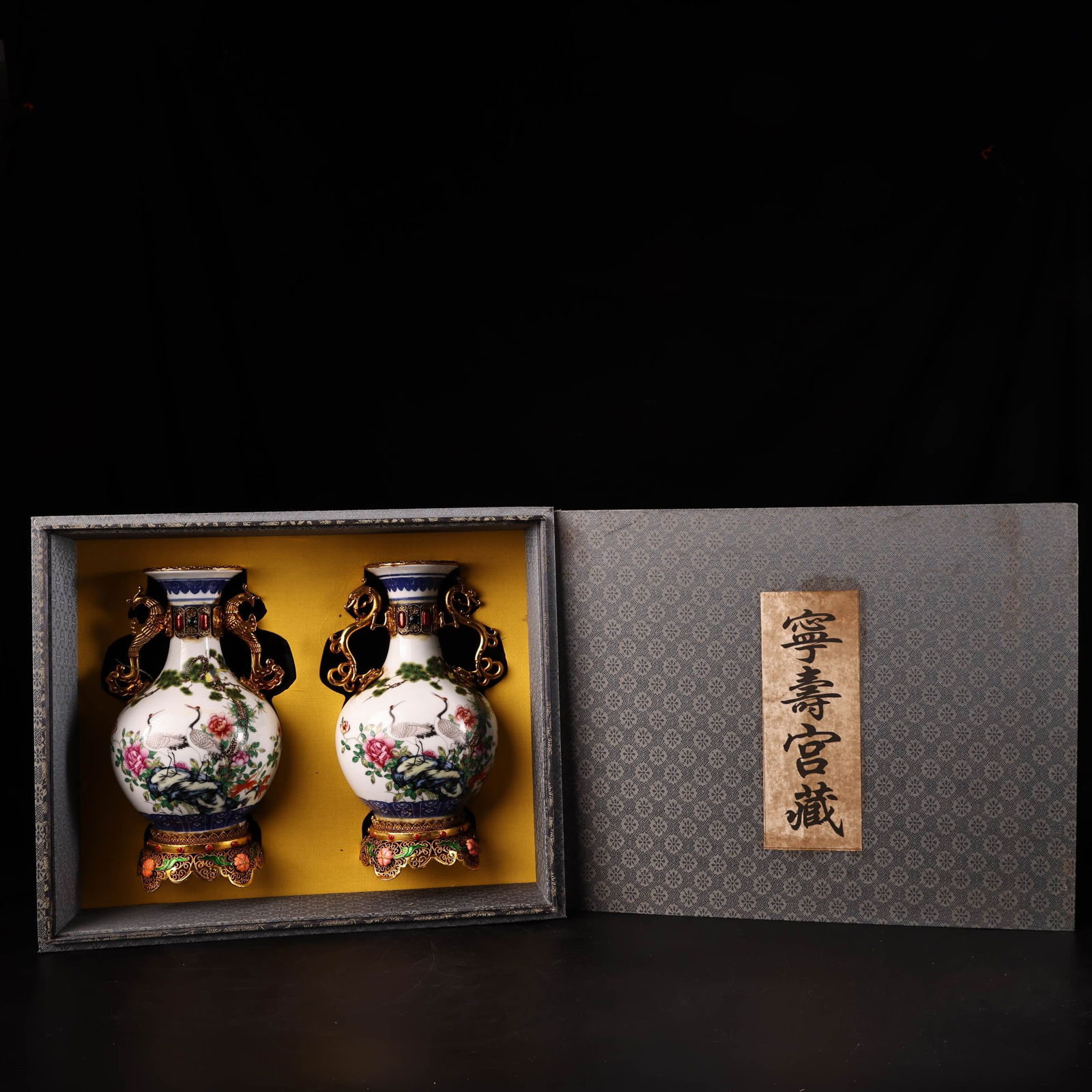 Rare antique gold-plated filigree vase: A pair of exquisite porcelain vases with gold-plated filigree craftsmanship, collected from the countryside. The vases are beautifully crafted with simple floral designs and weigh 1000 grams. They are