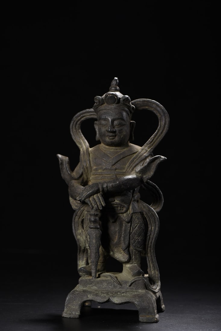 Copper-plated Weituo Bodhisattva statue: A bronze statue of Weituo Bodhisattva, 21cm high, 10cm wide, 7cm thick, and weighing 1265 grams. Provenance:From a private collection in San Diego, California, USA. Our dedicated team expertly handles