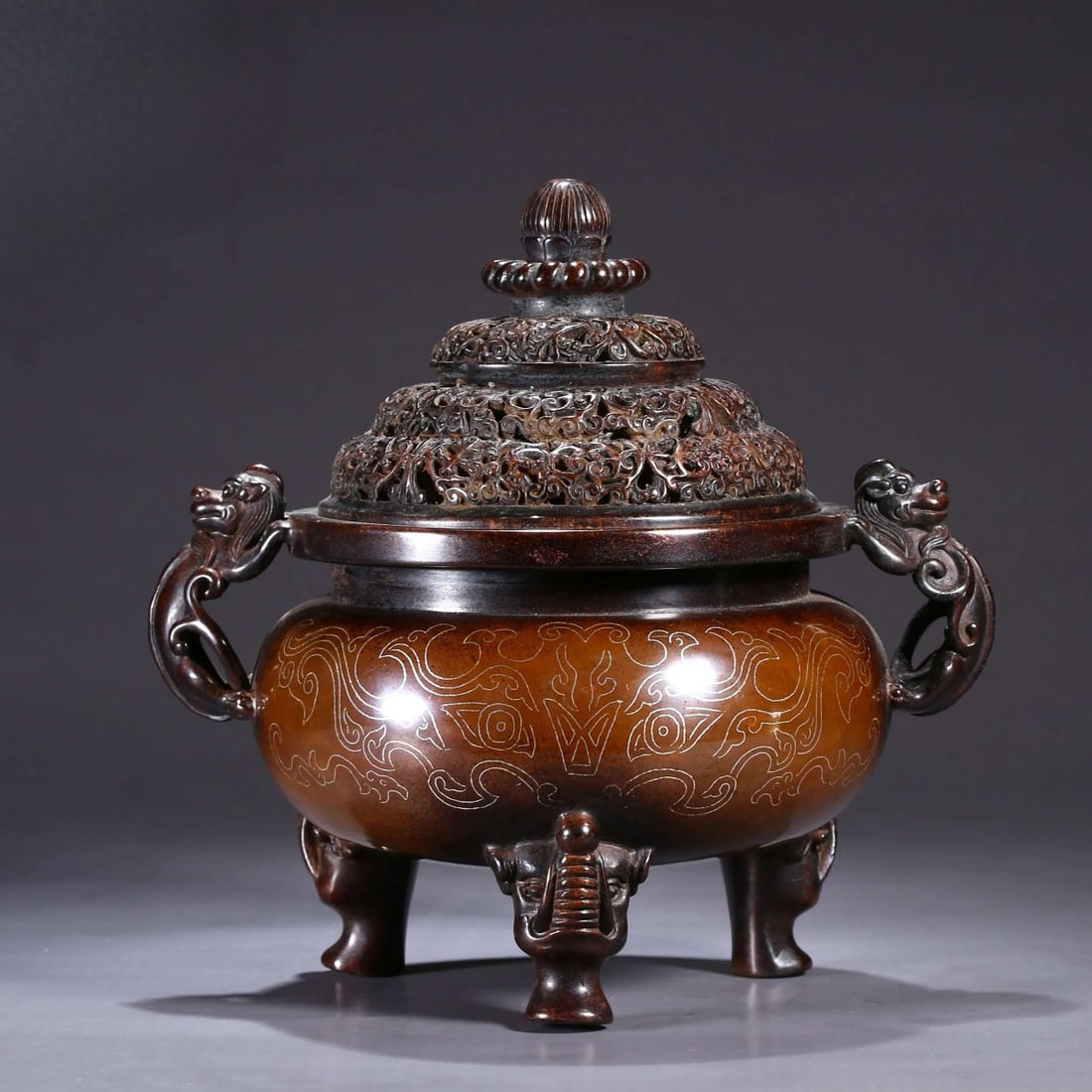 Chilong Ear Incense Burner: This incense burner with dragon-shaped handles is made of fine bronze. The bronze is of excellent quality, the silver wire pattern is smooth, the silver wire inlay is exquisite, the patina is antique,