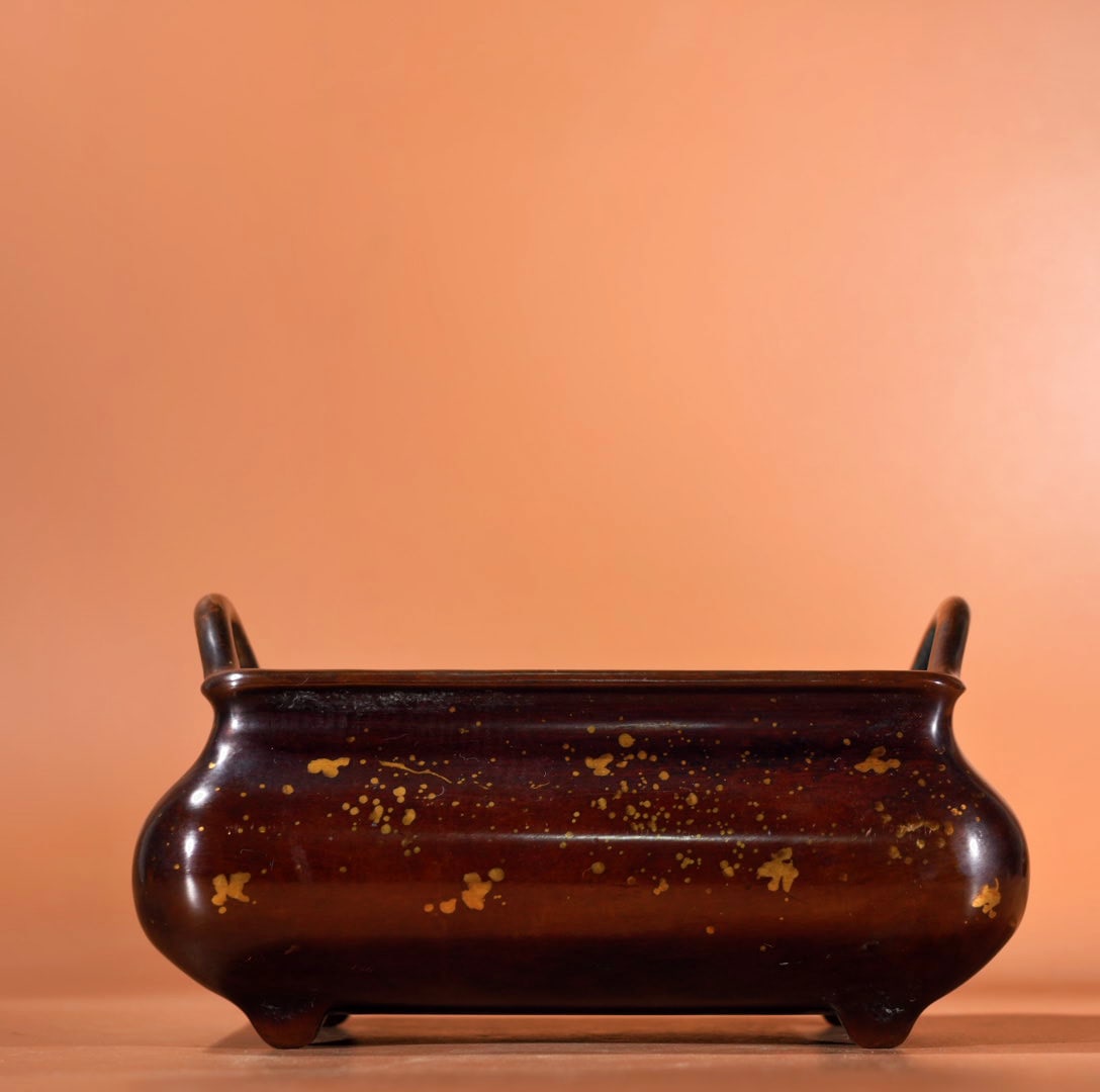 Exquisite Purple Copper Gold-Sprinkled Incense Burner: A fine bronze incense burner with gold flecks, 7.8 cm high, 13 x 10 cm in diameter, and weighing 2265 grams. Provenance:Mr. Stefan, Minneapolis, Minnesota. Our dedicated team expertly handles both dom