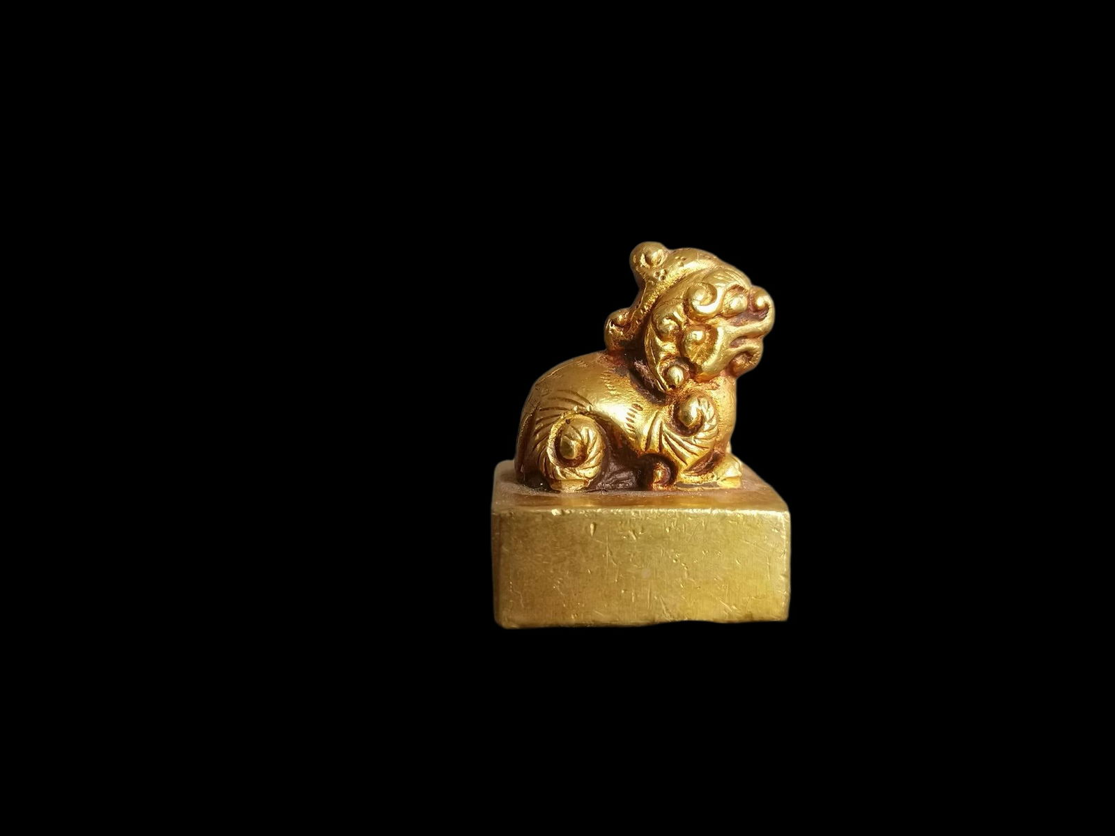 Animal-shaped gold seal (1 of 8)