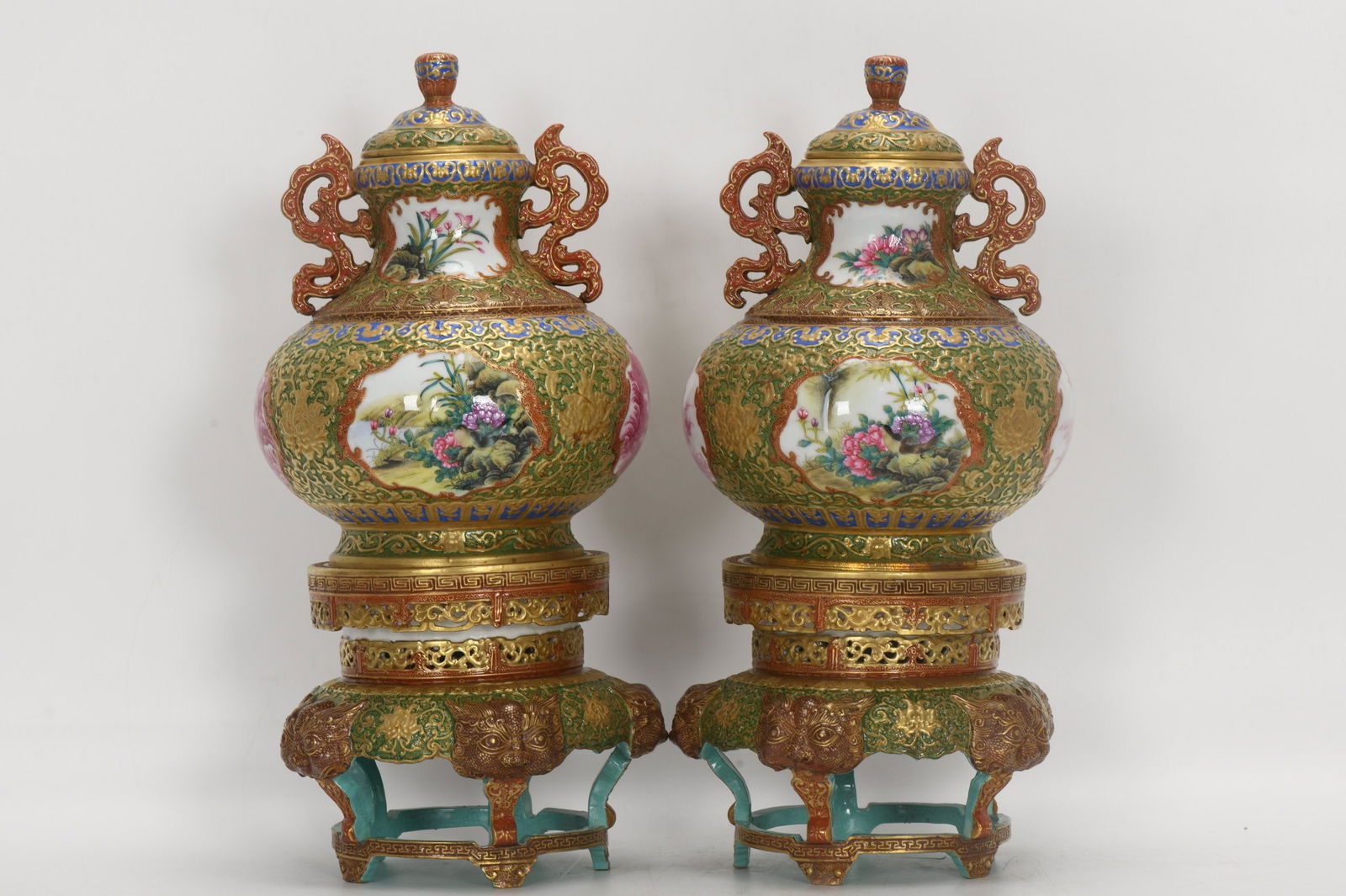 Enamel-painted, carved, gilded, three-tiered covered jar with windows: A three-tiered covered jar with carved and gilded enamel decoration and windows, dating from the Qianlong period of the Qing Dynasty. It is 35 cm high, with a mouth diameter of 6.6 cm, a belly diamete