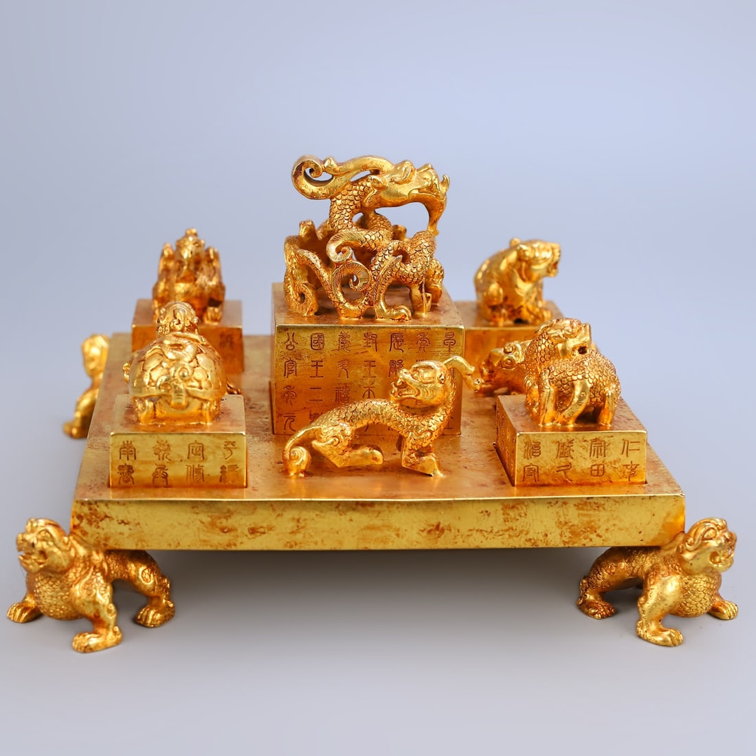 A set of gilt bronze engraved seals: A set of rare gilt-bronze engraved seals, 14cm high, 22cm wide, and weighing 4615 grams. Provenance:Private collection from a professor in University of Pennsylvania. Our dedicated team expertly