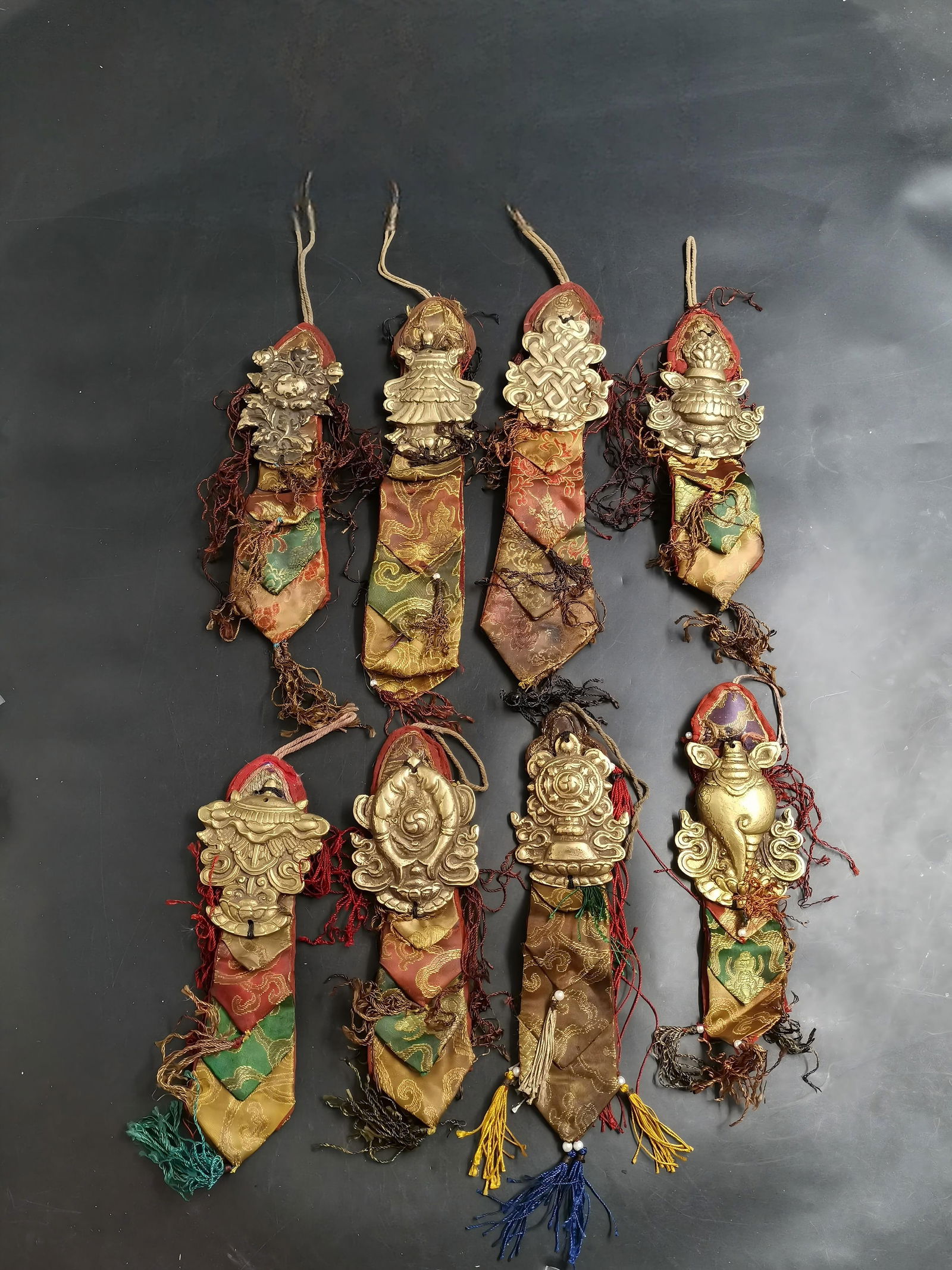 Old Tibetan bronze auspicious eight treasures pendant: This antique Tibetan bronze auspicious eight-treasure pendant, a single piece, measures 27 cm in length and weighs 720 grams. The gilded bronze handle is engraved with the eight auspicious symbols,