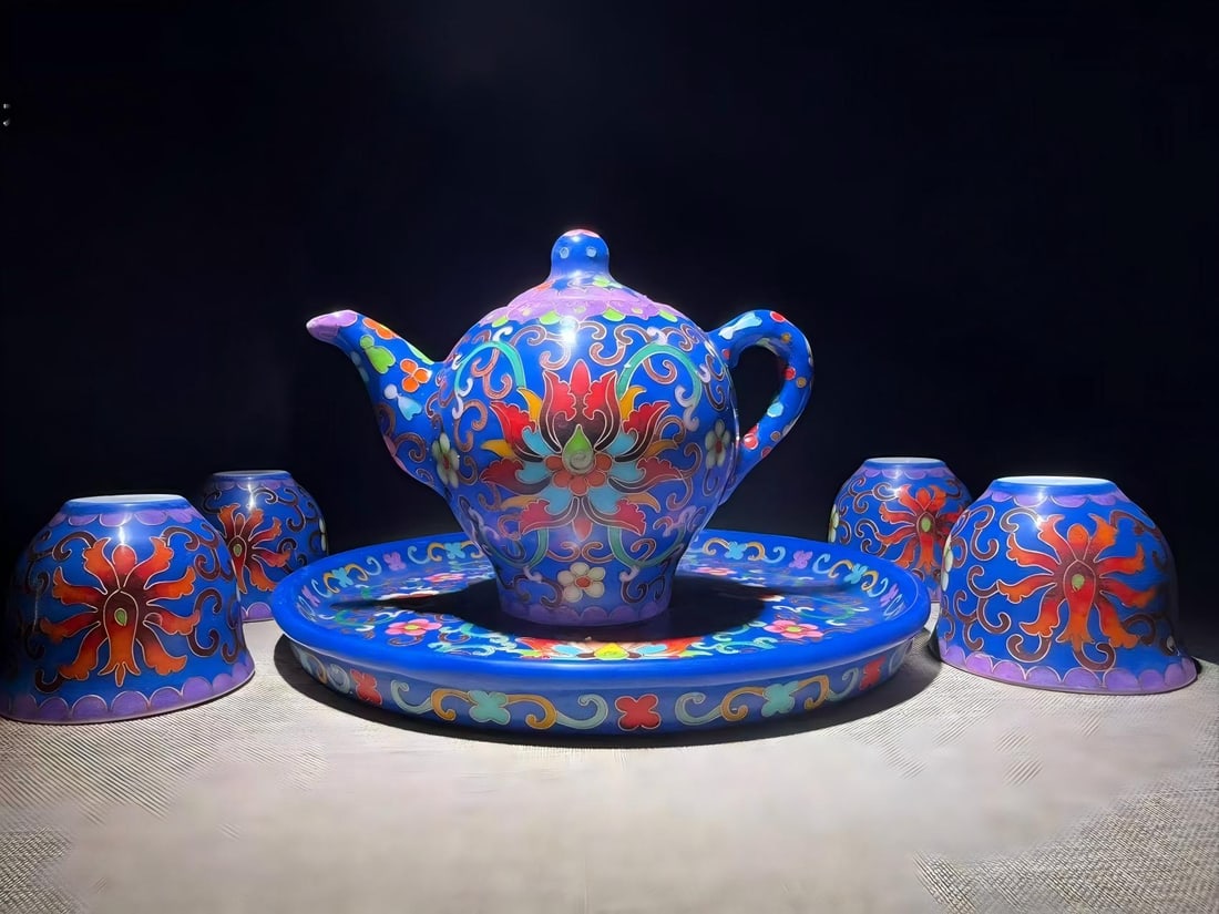 Ming Dynasty Chenghua period cloisonne enamel teapot: Eight Ming Dynasty Chenghua period cloisonne enamel teapots, each measuring 13 x 17 cm in height, with a cup measuring 5.5 x 6.5 cm in height and a saucer measuring 21.5 cm in diameter.