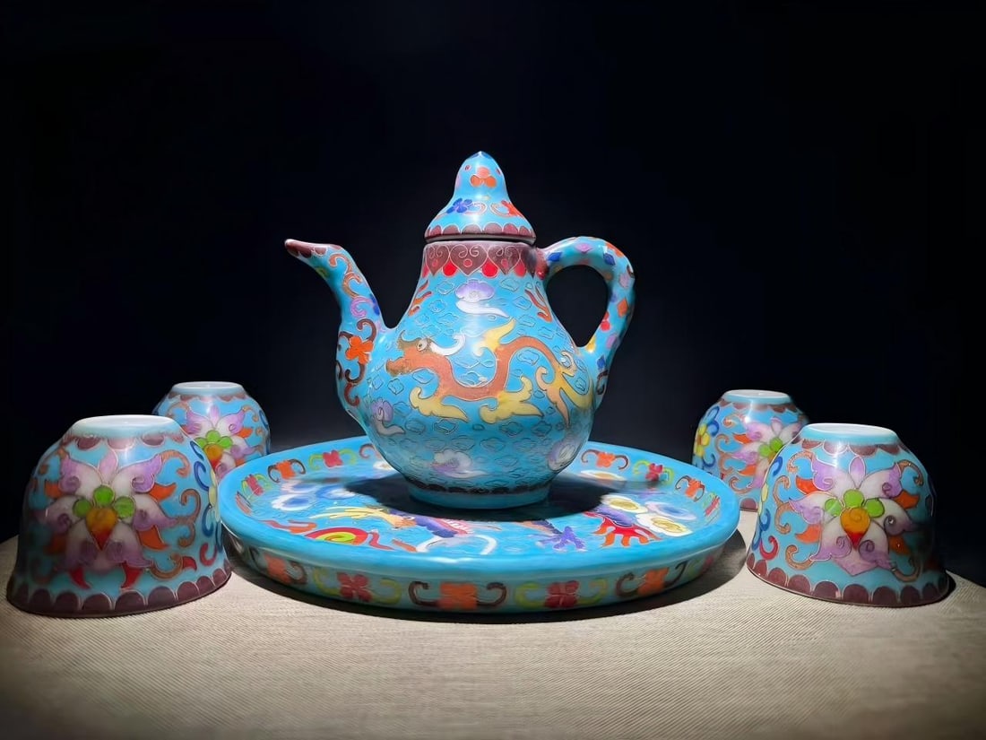 Ming Dynasty Chenghua period cloisonne enamel dragon pattern teapot: A Ming Dynasty Chenghua period cloisonne enamel teapot with dragon design, measuring 15 x 16 cm in height, with a cup measuring 5.5 x 6.5 cm in height and a saucer measuring 21.5 cm in diameter. Prove