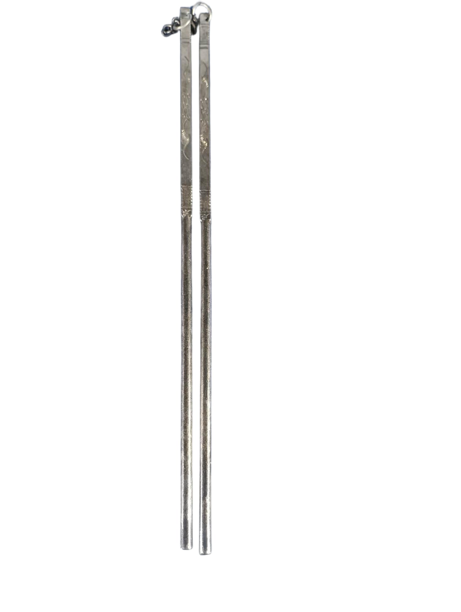 Sterling silver chopsticks: A pair of pure silver chopsticks, exquisitely crafted, 20 cm long and weighing 33 grams. Provenance:Private collection from a professor in Massachusetts Institute of Technology. Our dedicated team exp