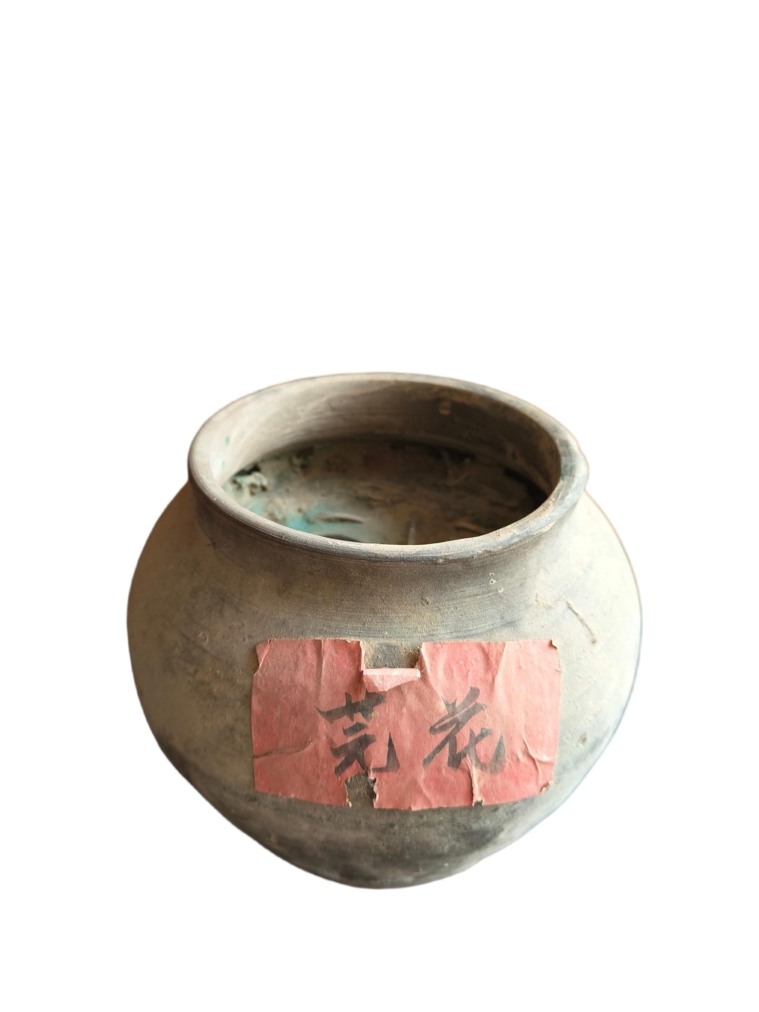 Old silver coins: A jar of old silver coins, 13 cm high, 17 cm in diameter, and weighing 2500 g. Provenance:Private collection from a professor in Massachusetts Institute of Technology. Our dedicated team expertly hand