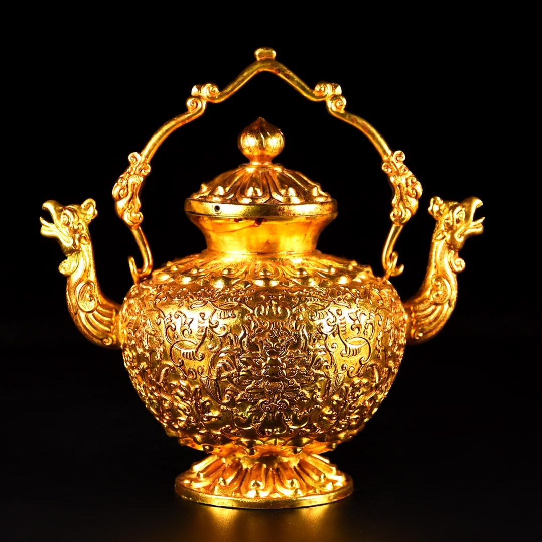 The antique handcrafted decorative piece with a handle is a masterpiece of exquisite craftsmanship,: This is a handcrafted decorative piece with a handle, a piece with exceptional craftsmanship, featuring relief engraving. It weighs 492 grams, is 18cm high, and measures 19cm wide. Provenance:Private