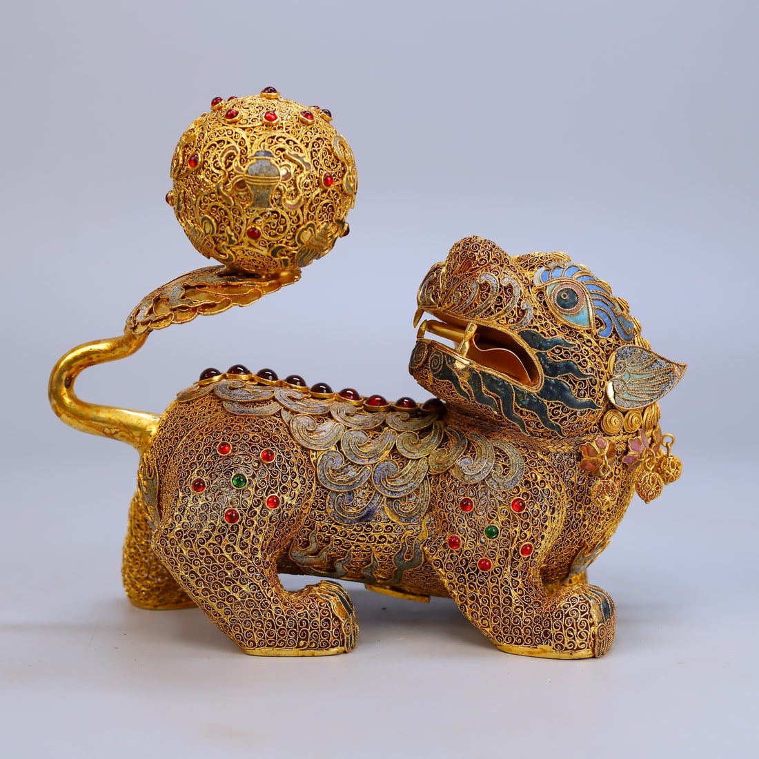 Exquisite Cloisonne Lion Rolling a Ball: This is a rare and exquisite cloisonne lion playing with an embroidered ball figurine. It measures 21cm in height, 23.5cm in width, and 11cm in thickness, and weighs 755g. The lion playing with an emb