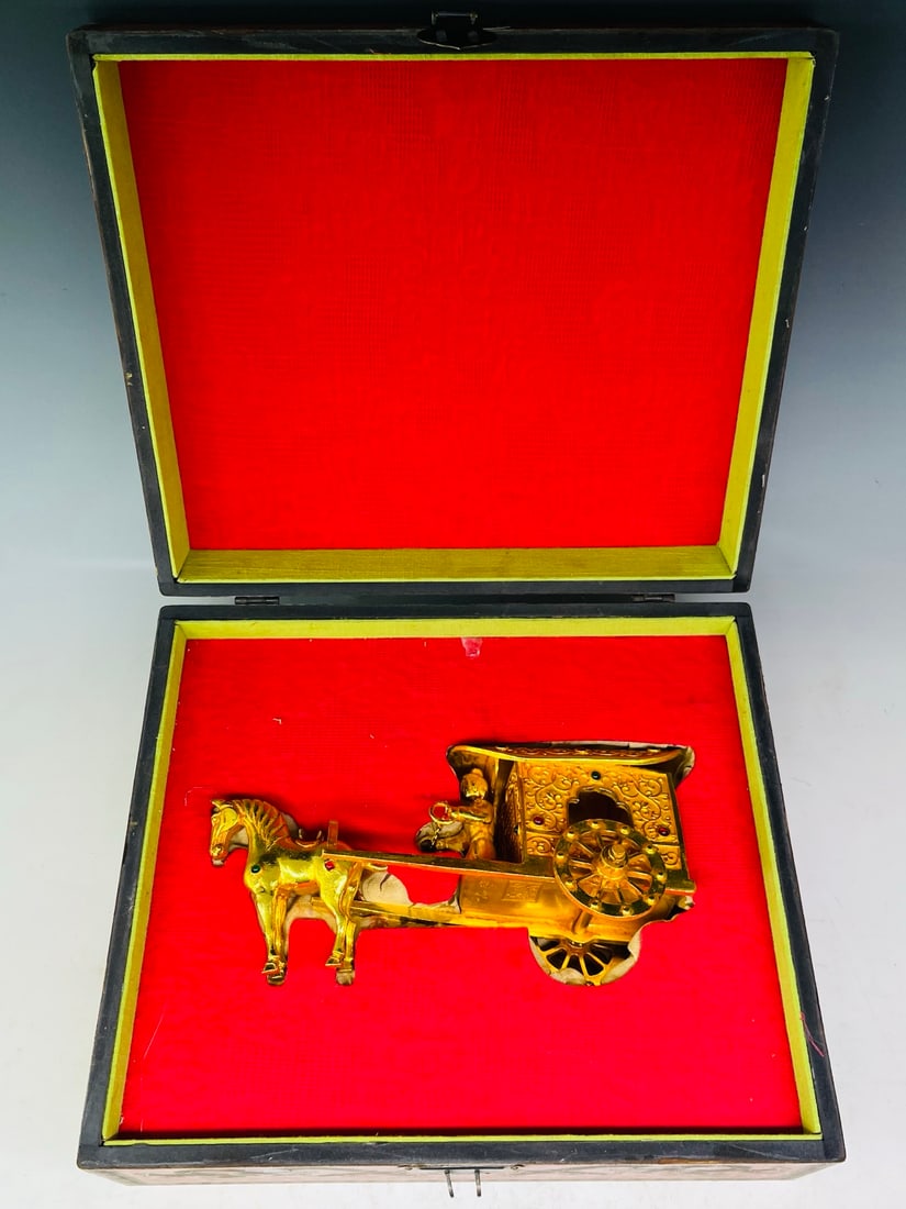 Exquisite gilded horse-drawn carriage figurine from a collector's collection: A finely crafted, gilded horse-drawn carriage figurine from a collector's collection, 35x30x13cm, 1800g. Provenance:Private collection, Southern California. Our dedicated team expertly handles both do