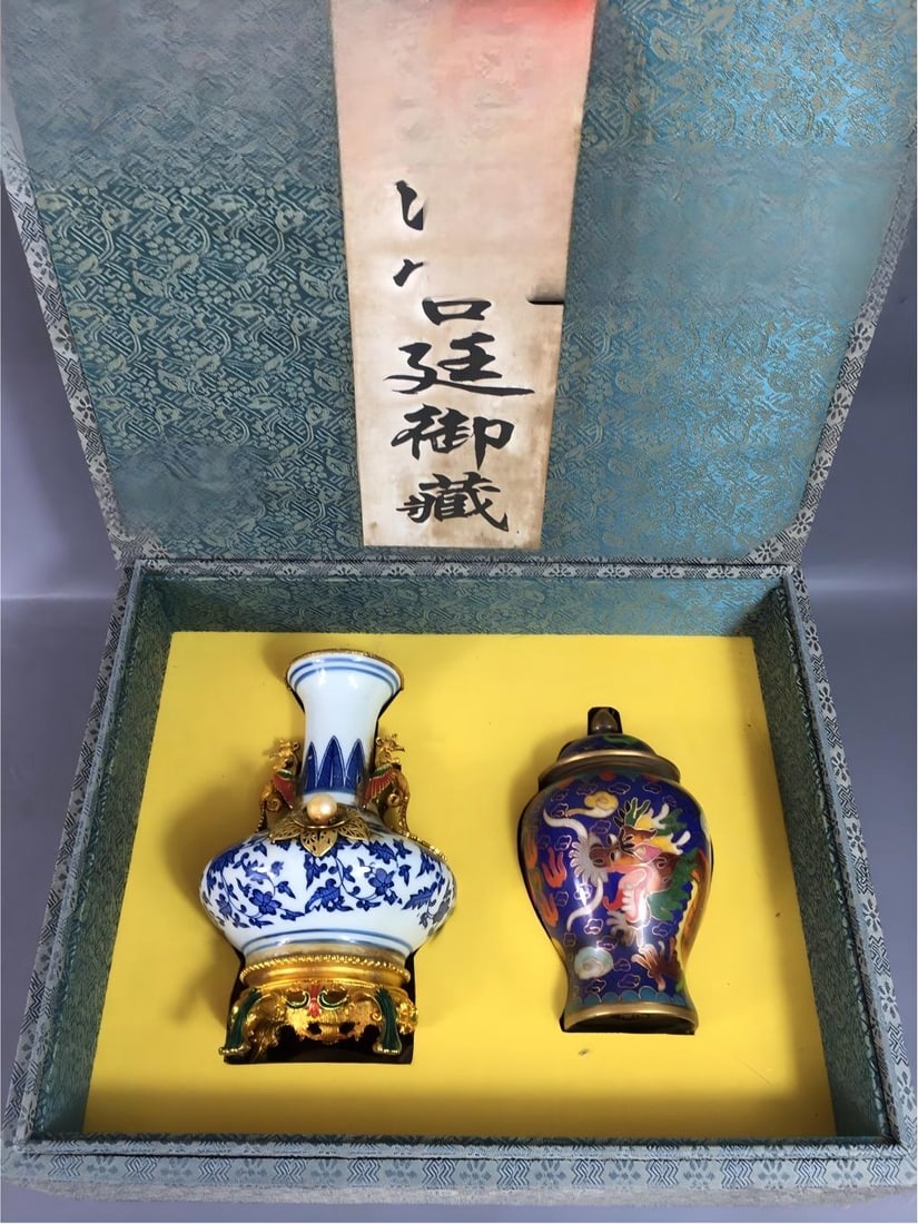 A rare Qing Dynasty Qianlong period cloisonne enamel vase with gold-plated blue and white lotus: A rare Qing Dynasty Qianlong period cloisonne enamel vase with gold-plated blue and white lotus scroll design, and a copper-bodied cloisonne enamel general's jar, 5x8x15cm. Provenance:Private collecti
