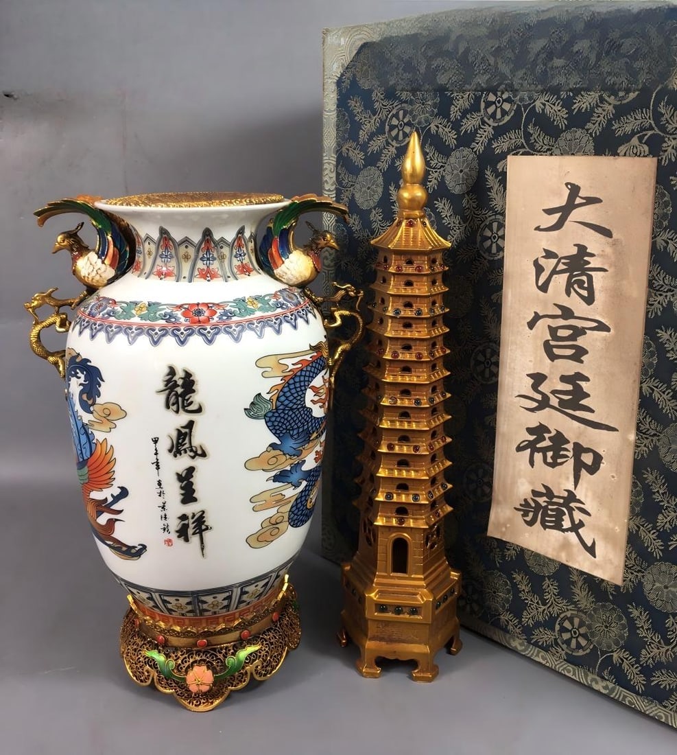 Collectible Cloisonne Gold-plated Vase and Silver Gilded Gemstone-Inlaid Wenchang Pagoda: A rare cloisonne enamel vase with gold plating and silver gilding, inlaid with gemstones, depicting the Wenchang Pagoda. Diameter: 10 cm at the mouth, 18 cm at the belly, 27 cm high, 7.5 cm in diamete