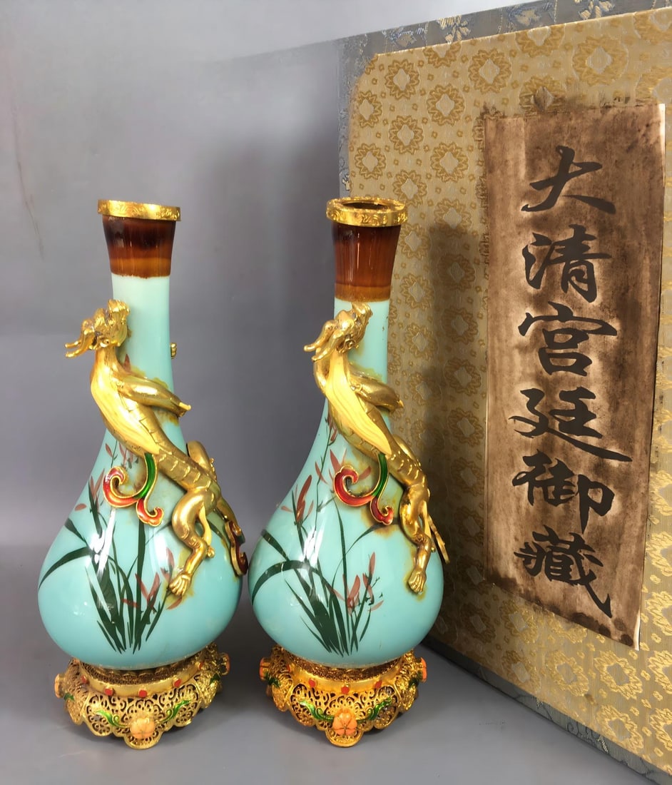 Collectible Cloisonne Gold-Plated Appreciation Bottle: A rare cloisonne enamel vase with gold plating, measuring 3.5 x 9 x 24 cm. Provenance:Mrs. Blair, Newport Beach, California. Our dedicated team expertly handles both domestic and global shipping arran