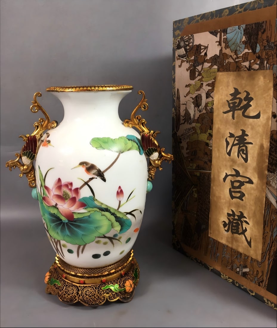 Collector's item: Qing Dynasty cloisonne enamel gold-plated vase (1 of 9)